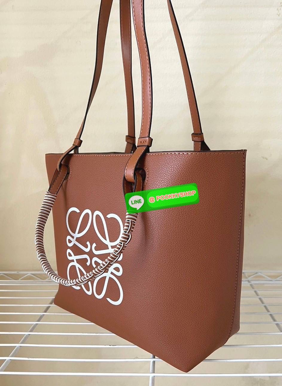 ✴️พร้อมส่งสีใหม่!✴️LOEWE HANDLE & SHOULDER BAG VIP GIFT WITH PURCHASE (GWP) กระเป๋าหนังแท้พรีเมี่ยมกิ๊ฟ Limited จาก LOEWE PERFUME DUTYFREE รุ่น Rare items สุดๆวัสดุหนังแท้ Lambskin แบบนิ่มเทคเจอร์สวยดีไซน์สุดหรูคงเอกลักษณ์แบรนด์ ภายในโล่งกว้