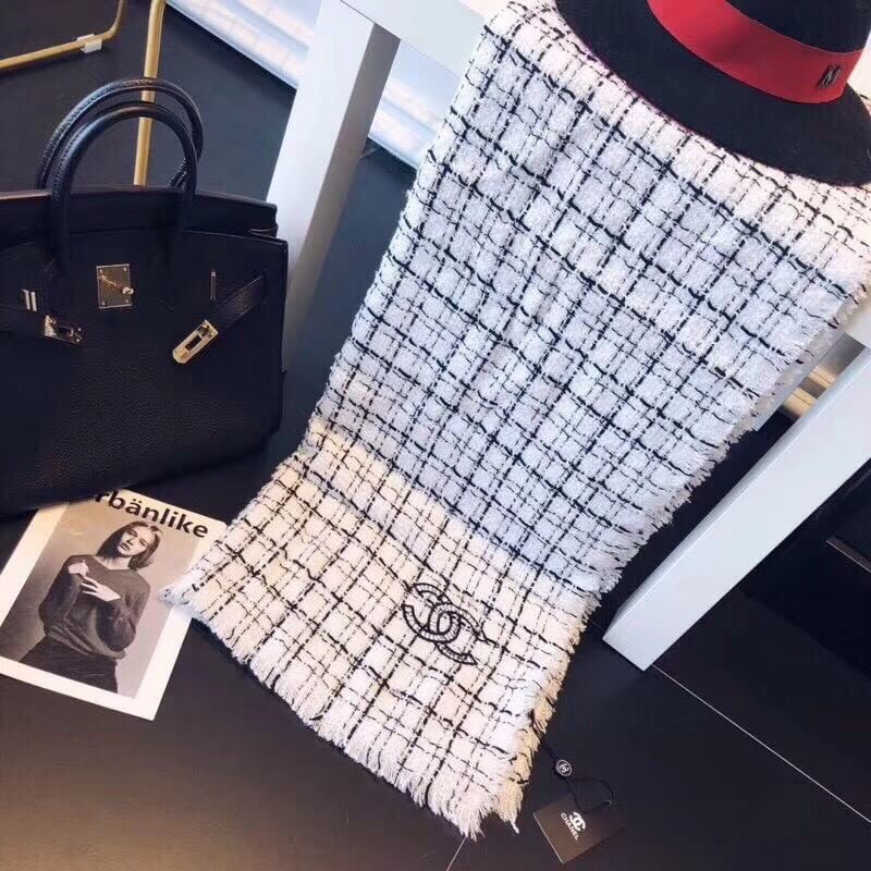 ราคานี้หาซื้อที่ไหนไม่ได้แล้ว พลาดแล้วจะเสียใจพูดเลยยคร้าา!! ของถูกและดีมีที่ร้านนี้จริงๆค่ะ Brand: CHANEL New ARRIVAL ผ้าคลุมไหล่ ผ้าพันคอ CHANEL คอเลคชั่นใหม่ปี 2018 ผ้า wool เนื้อดี เนื้อหนา นุ่ม ทอลาย ปักรูปสัญลักษณ์แบรนด์ ลายคมชัดค่ะ หนาวนี้ห้ามพลาดน