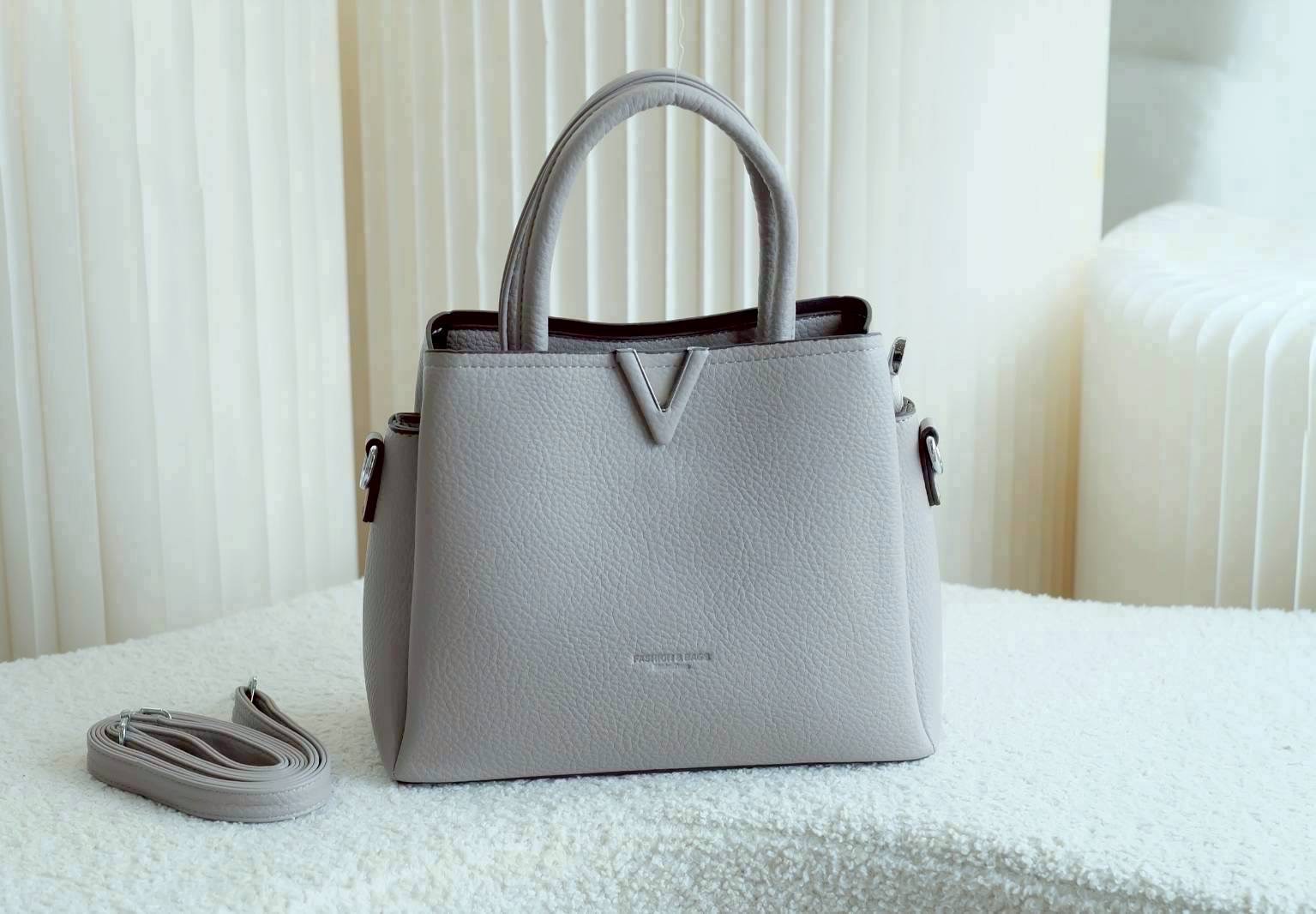 กระเป๋าแฟชั่น งานpu งานสวย มี 3 ช่องการใช้ง่าย หนังนิ่มมาก แมทกับทุกลุค สวยหรูดูแพง