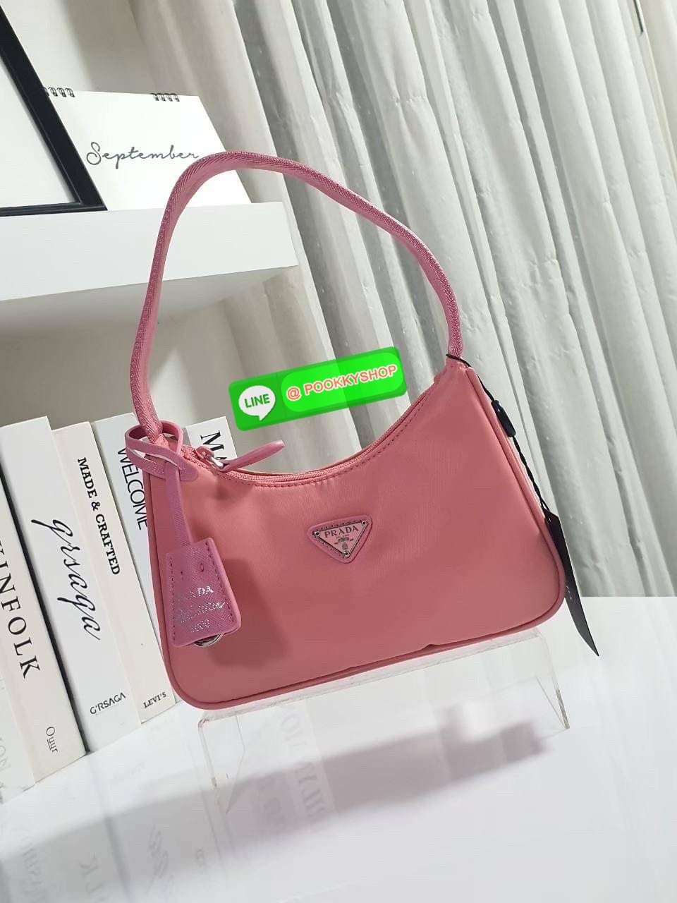 รุ่นใหม่แนะนำ!! รุ่นขายดีในตำนานค่ะ กับงานพรีเมี่ยมกิ้ฟท์ PRADA NYLON HANDBAGS ขนาดกะทัดรัด #อะไหล่เงิน วัสดุทำจากผ้าNylon อย่างหนา อยู่ทรง กันน้ำได้ หายห่วงคะ ด้านหน้ามีโลโก้แบรนด์ เปิดปิดด้วยซิป มาพร้อมสายผ้า ไม่สามารถถอดได้ ภายในบุผ้าลายPrada และป้ายโล