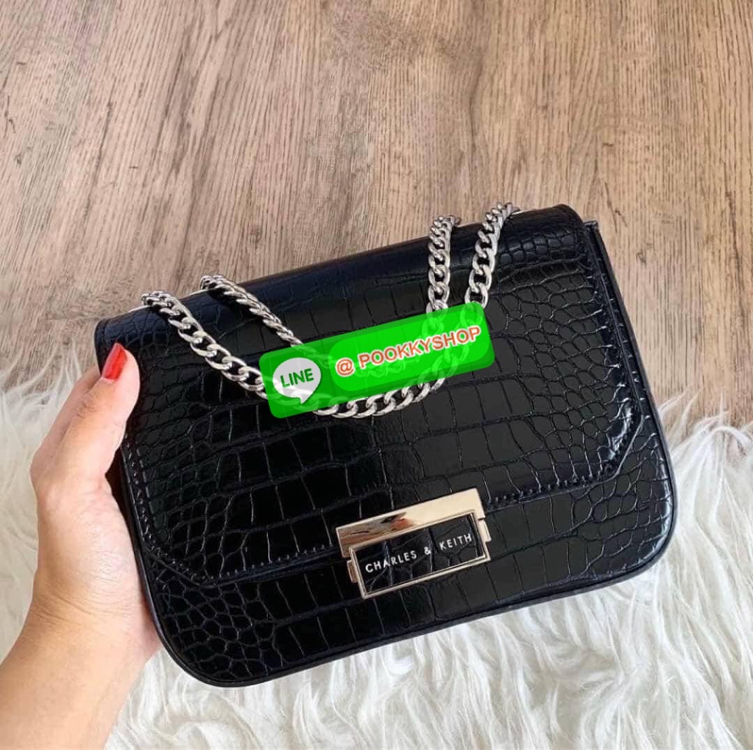 แท้ Outlet Charles&Keith ลายหนังจระเข้ ผิวเงา เปิดปิดแบบบีบคลายล็อค ภายในมีช่องซิป ด้านหลังมีช่องย่อย สะพายสายคู่หรือสายเดี่ยวได้ น้ำหนักเบา