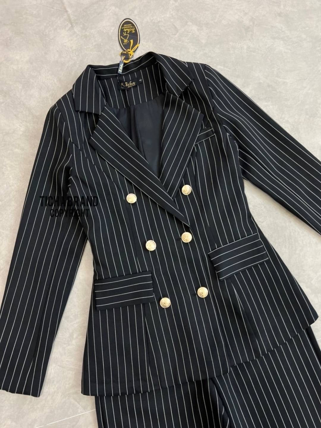 เซตสูทคอปกแขนยาว+กางเกงขายาว มีกระดุมหน้า 2 แถว มีกระเป๋า ทรงพอดีตัว เนื้อผ้าดีมากกกก ใส่สบาย ใส่สวยดูดีเหมือนเซเลปเลยค่ะ ใครกำลังมองหาเซตสูทสวยๆ ใส่ออกงาน ใส่ทำงาน ใส่แล้วดูดี ใส่ได้หลายโอกาส แนะนำเลยค่ะ ราคาเป็นกันเองจัดด่วนๆ สั่งช้าอดสวยยยยยของหมดไวนะค