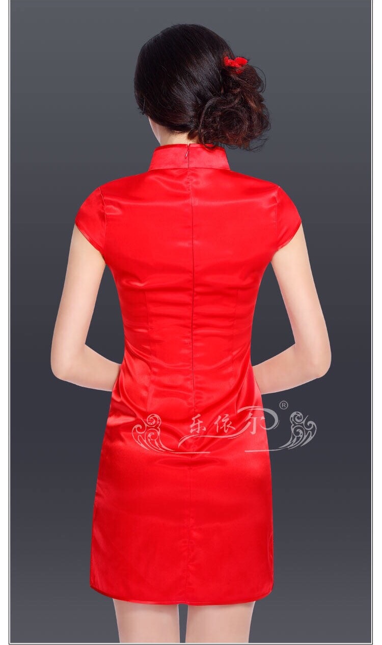 สีแดง คอจีน แต่งซีทรู และปักฉลุ ช่วงอก งานผ้าไหมสวยหรู เนื้องานละเมียด สวยกรูสุดๆคะ กระโปรง สาวๆ ที่ใฝ่ฝันอยากใส่กี่เพ้า สวยๆ อย่าพลาดเลยนะคะ งานมีระดับ ในราคาไม่แพงเลย.. ขอบอก .. ความเหมือนของสินค้าจริง กับภาพตัวอย่าง 99.99%