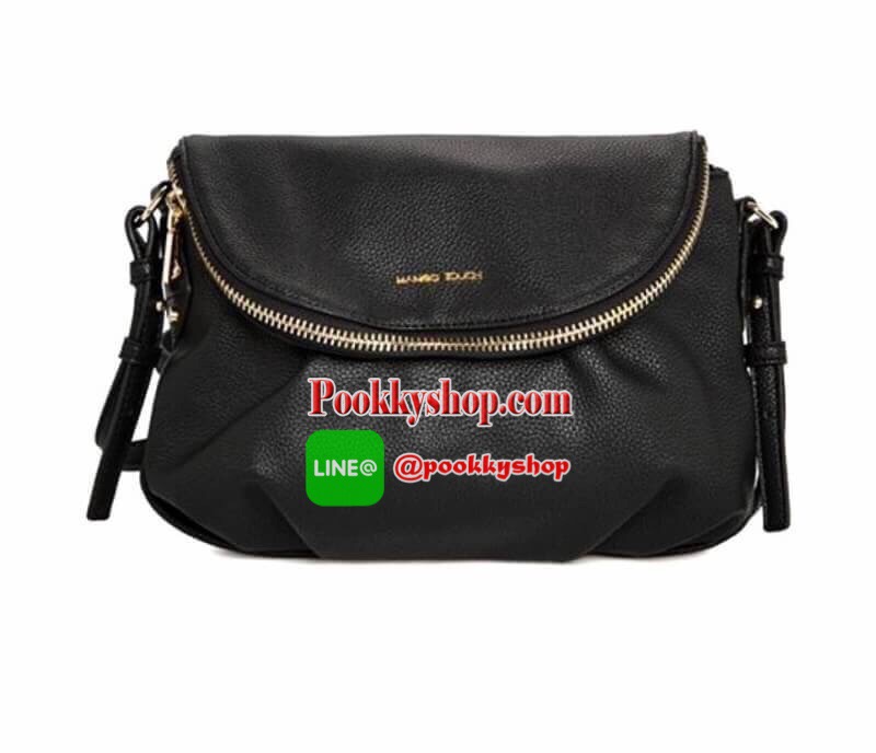 รีพีทรอบที่14!!! Don't Miss! ไอเท็มที่สาวๆกดLikeกันรัวๆ MANGO QUITED SHOULDER BAG กระเป๋าสะพายวัสดุหนังแกะสังเคราะห์แบบนิ่มประดับโลโก้อะไหล่ทองด้านหน้า เปิดปิดได้2ช่องทั้งฝาปิดกระดุมแม่เหล็กหรือซิปรอบปากกระเป๋า มาพร้อมสายสะพายยาวขนาดกำลังดี น้ำหนักเบ