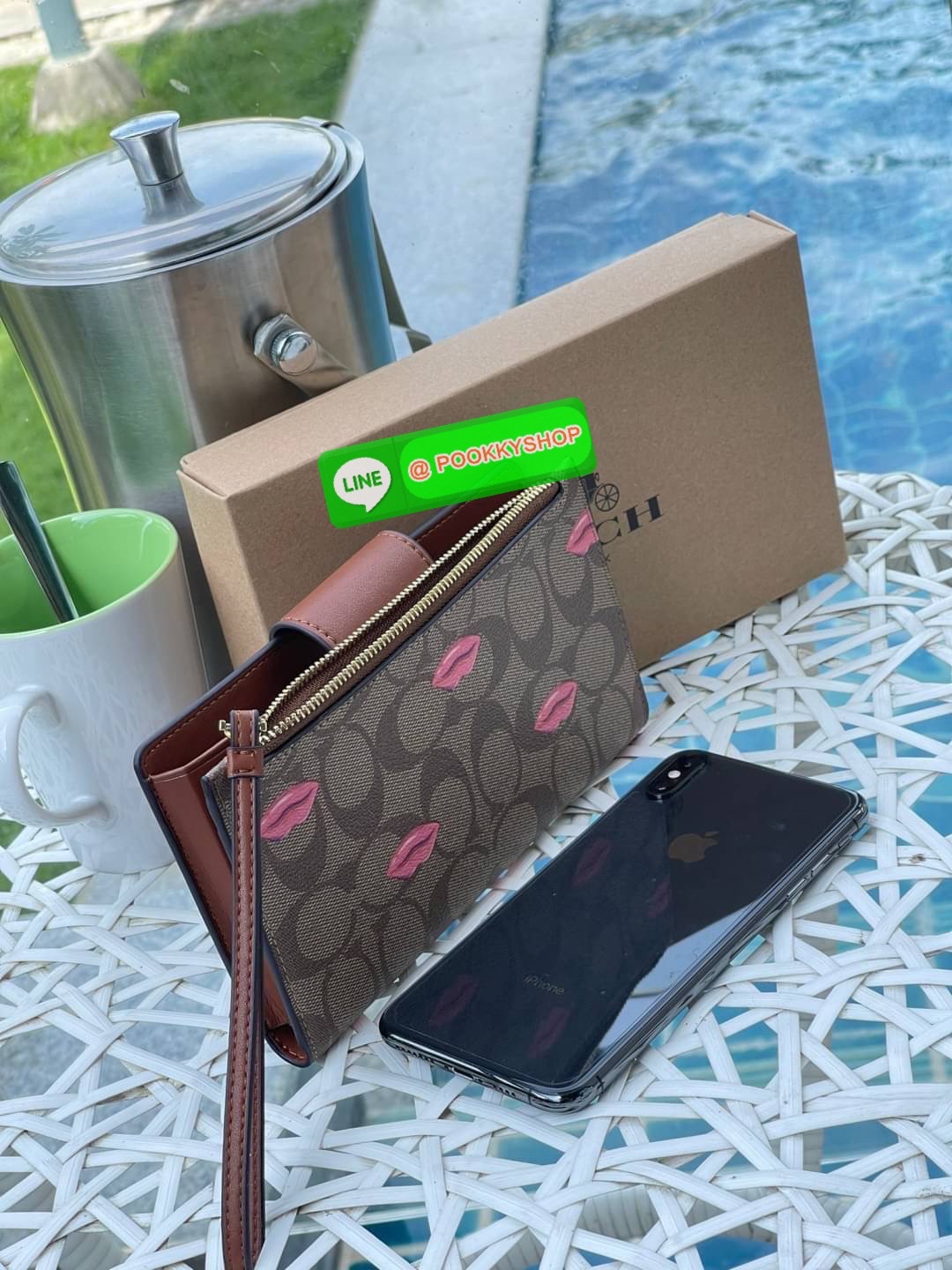 COACH TECH WALLET IN SIGNATURE CANVAS อีกหนึ่ง collection ของกระเป๋าสตางค์ที่ดีไซน์ทันสมัยให้ใช้งานได้แบบครบครัน เป็นกระเป๋าสตางค์ ที่มีช่องสำหรับใส่โทรศัพท์มือถือ ธนบัตร เหรียญ และบัตรต่าง ๆ ใช้งานแบบ2ด้าน เพิ่มความสะดวกสบายด้วยสายคล้องมือ ช่วยให้พกไปไหน