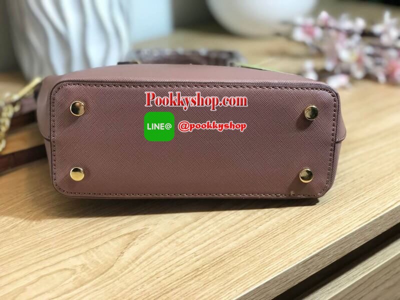 Kate Spade Cedar Street Mini Harmony Crossbody Small Handbag กระเป๋าสะพายใบเล็กสุดน่ารัก วัสดุหนัง Saffiano สวยหรูอยู่ทรงสไตล์ น่ารักไม่ซ้ำใคร ด้านหน้าประดับโลโก้สีทองสวย ภายในมีช่องซิปและช่องเล็ก สามารถใส่ ipad mini กระเป๋าสตางค์ใบยาวของใช้ได้จุกจิกได้เย