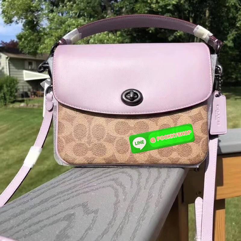 COACH 89089 CASSIE CROSSBODY 19 IN SIGNATURE CANVAS คัมแบ็คแล้วจ้า!! เรียบหรู ดูดี ต้องไอเท็มนี้เลย!! กระเป๋าสะพายข้าง สุดพิเศษ!! มีสายมาให้ถึง 3 แบบ!! สลับใช้แมทช์ตามสไตล์ได้เลย วัสดุหนังแคนวาสสลับหนังแท้ บอกเลยว่าสวยทุกสีนะคอลนี้ เปิด-ปิดด้วยตัวบิดล็อค