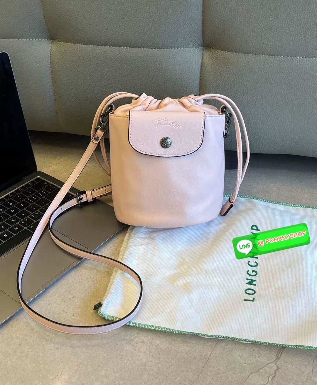 NEW ARRIVAL! LONGCHAMP LE PLIAGE XTRA XS BUCKET BAG ต้องบอกก่อนว่ารุ่นนี้เป็นรุ่นที่ใช้ออกมาแล้วไม่มีคำว่าผิดหวัง ออกแบบมาสวยแบบตัวแม่เลยค่าา 🔖พร้อมส่งทันที! กับกระเป๋าทรงบัคเกต หนังแท้smooth leather อย่างดี ใบกลางเจ้าลำตัวแล้วสวยมากก