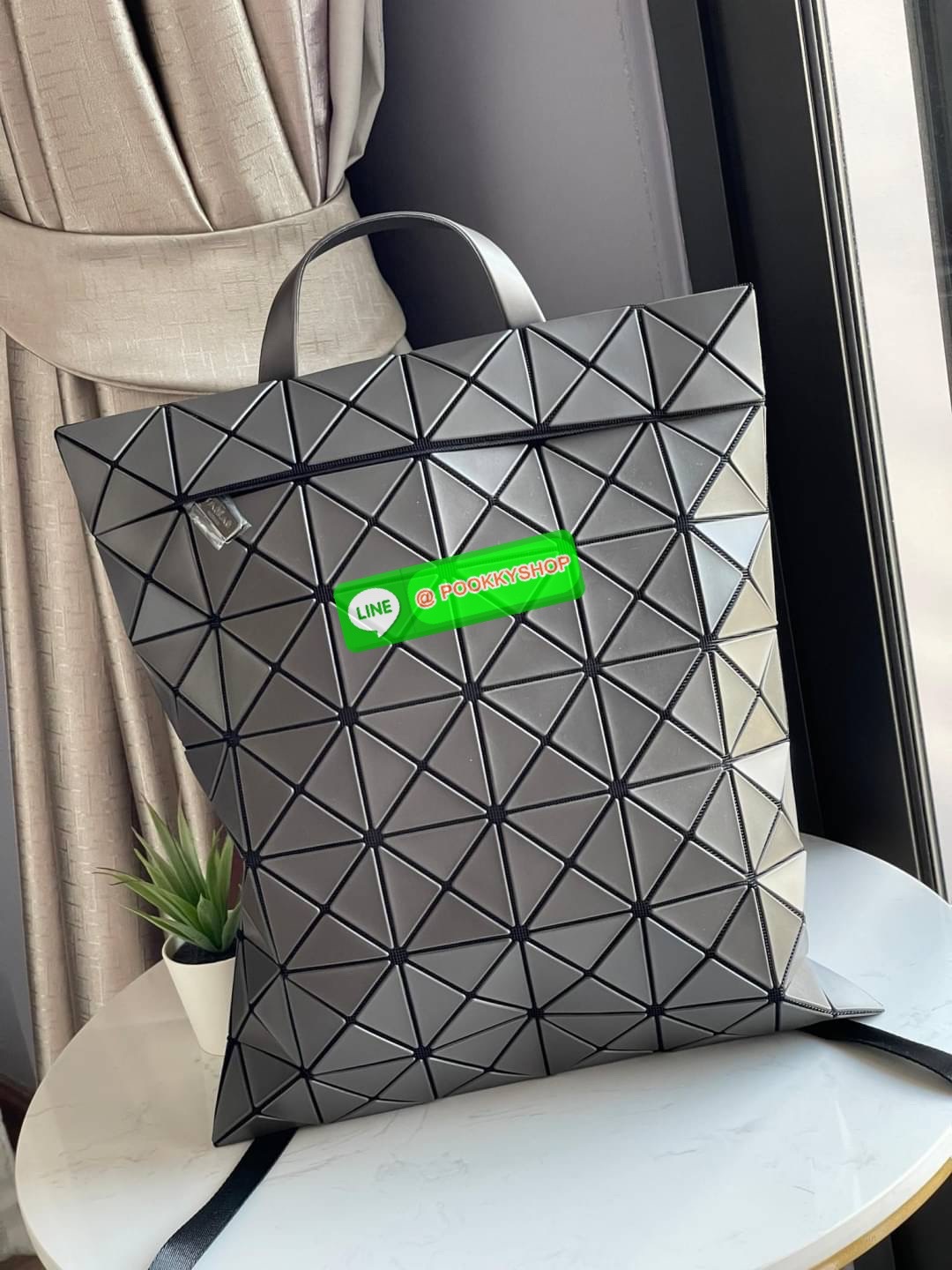💕BAO BAO ISSEY MIYAKE FLAT PACK BACKPACK รุ่นนี้มีขนาดปานกลาง ไม่เล็กไม่ใหญ่จนเกินไป ดีไซน์เก๋ตามแบบฉบับของแบรนด์ มองเผิน ๆ อาจจะคิดว่ากระเป๋าแบนคงจุของได้ไม่เยอะ แต่บอกเลยว่าใส่ของได้เยอะกว่าที่คิด ด้วยดีไซน์รูปทรงสามเหลี่ยมที่ประกบกัน เมื่อใส่ขอ