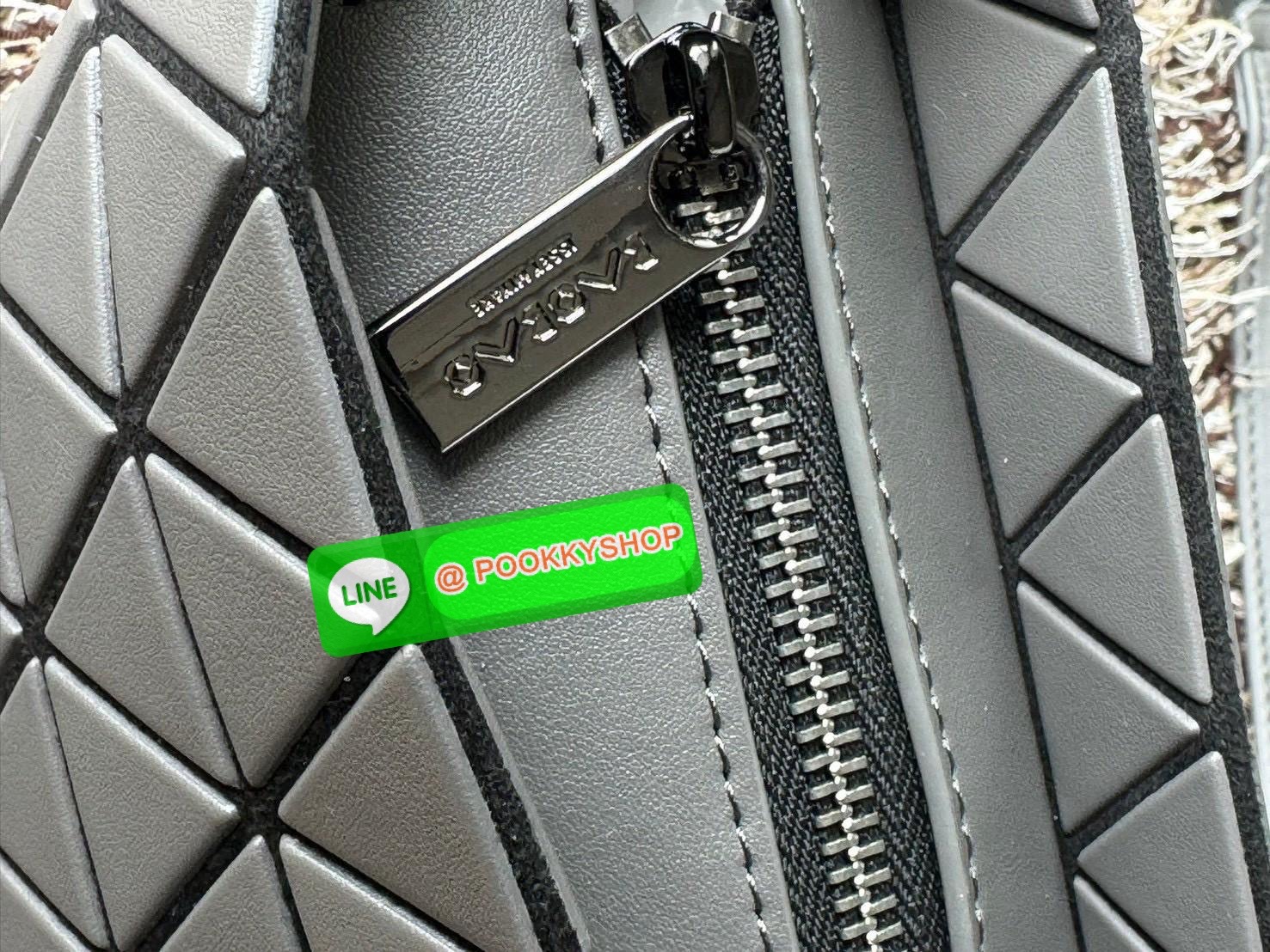 💕 BAO BAO ISSEY MIYAKE Crystal Shoulder Bag งานดีไซน์ที่ดูเรียบง่ายทั้งรูปแบบการใช้งาน มีช่องเปิดปิดแบบซิปเพื่อให้คุณพกพาของมีค่าได้อย่างสบายใจป้องกันสิ่งของตกหล่น ทั้งตัวเพลตสามเหลี่ยมและสายกระเป๋าหนัง สวยแบบคูลๆ ทั้งยังดูแลรักษาง่าย น้ำหนักเบา เ