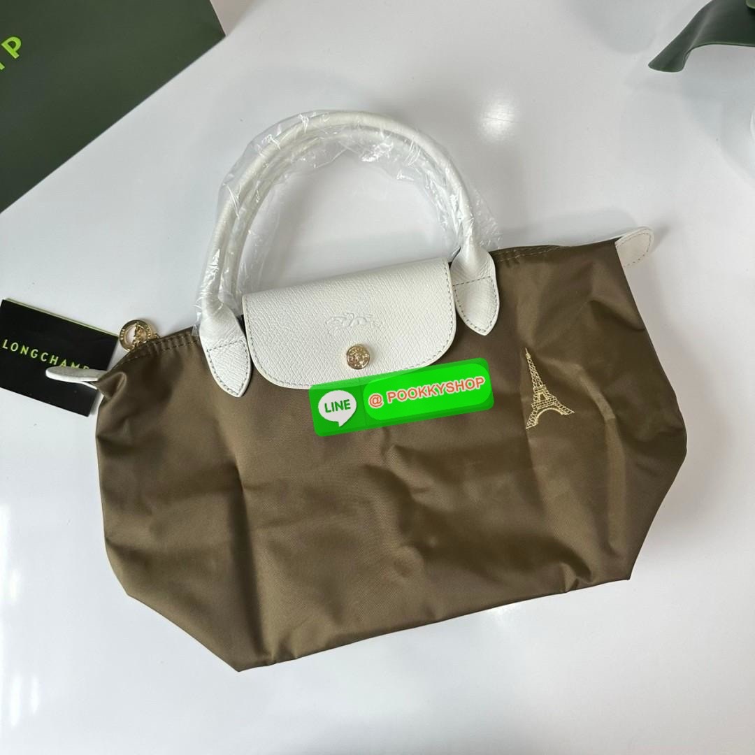 Longchamp Le Pliage Eiffel Tower Tote Bag S 🔖 Collection ใหม่ล่าสุดโดดเด่นด้วยลายปักหอไอเฟลขนาดกระทัดรัดจุของได้เยอะ 🔖วัสดุ : ไนลอนกันน้ำ 🔖เปิด-ปิด ด้วยฝาปิดกระดุมแป๊กมีซิปปิดด้านบน ภายในช่องโล่งกว้างสามารถใส่ iPad ได้ มีช่องแยกด้า