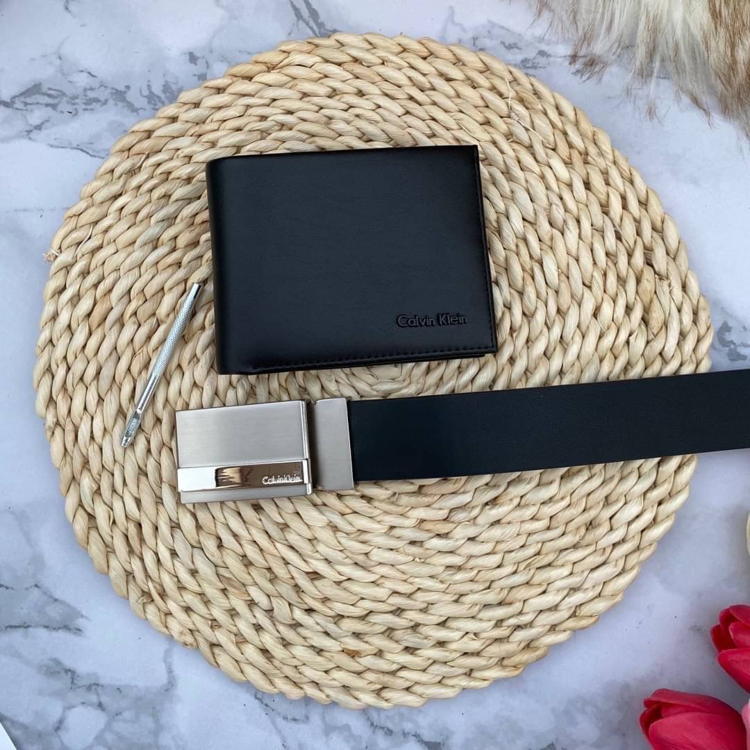 Calvin Klein Leather Belt & Wallet Set Setกระเป๋าสตางค์+เข็มขัด กระเป๋าสตางค์ด้านหน้าตกแต่งชื่อแบรนด์ มีช่องใส่รูป ช่องใส่บัตร และช่องใส่ธนบัตร เข็มขัดหนังแท้ปั๊มแบรนด์ สามารถสลับใช้ได้ทั้ง 2 ด้าน เข็มขัดปรับระดับได้ 5 ระดับ มาพร้อมที่เจาะรูจ้า