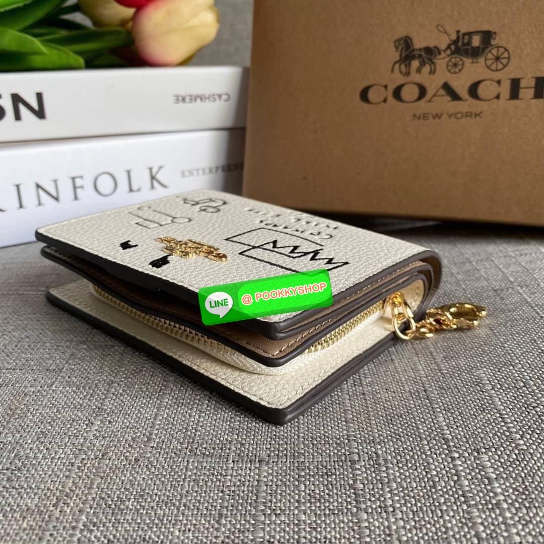 COACH X JEAN MICHEL BASQUIAT SNAP WALLET (COACH C5614) 🛍กระเป๋าสตางค์ใบเล็ก พกพาสะดวก วัสดุหนังแท้ ทนทาน เปิด-ปิดด้วยกระดุม ภายในมีช่องใส่บัตร ใส่ธนบัตรได้ทุกชนิด พร้อมช่องซิปแยกใส่เหรียญคะ