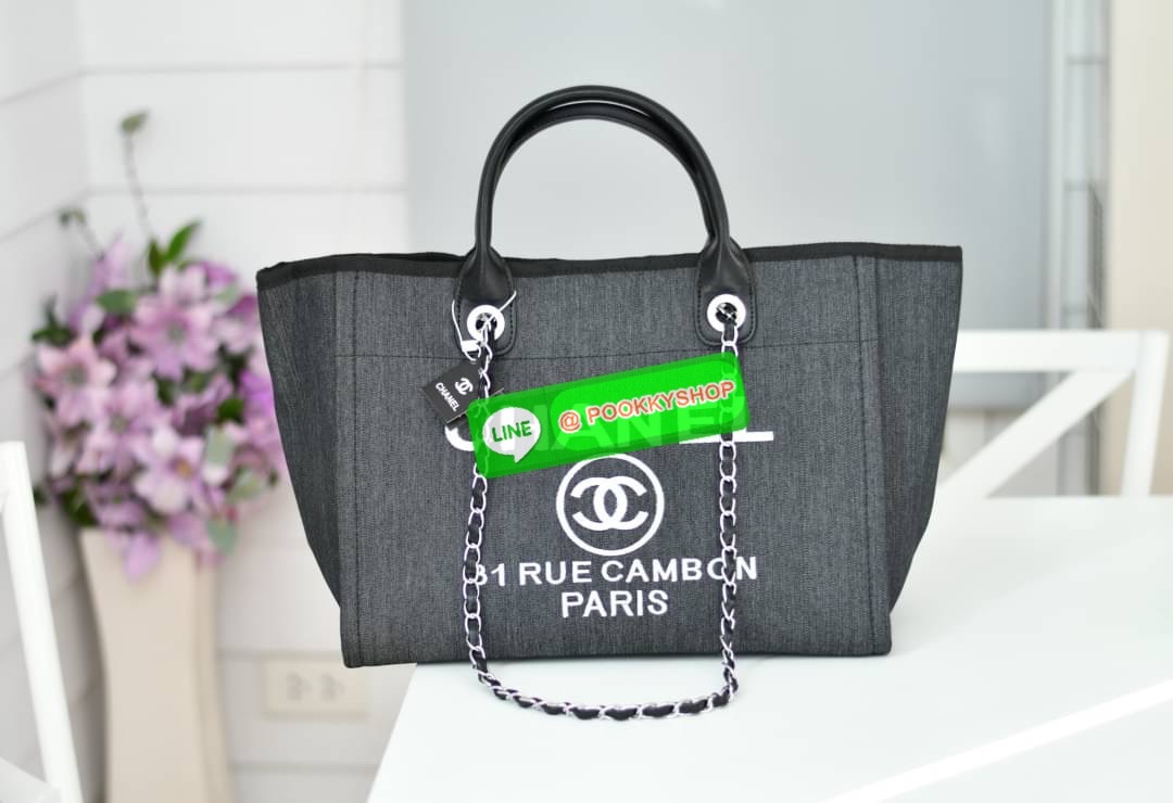 premium gift Chanel Tote canvas จากแบรนด์ Chanel กระเป๋าสะพาย Chanel Tote canvas โลโก้ปักกระเป๋าทรง Tote ผ้า canvas เนื้อหนาอย่างดีมีซับใน ด้านหน้าปักโลโก้ไข่มุกแบรนด์หรู หูจับมี 2 แบบคือ แบบสายหนัง และ โซ่ สามารถสะพายไหล่ได้คะ ใบใหญุจุของคุ้ม แต่น้ำหนักเ