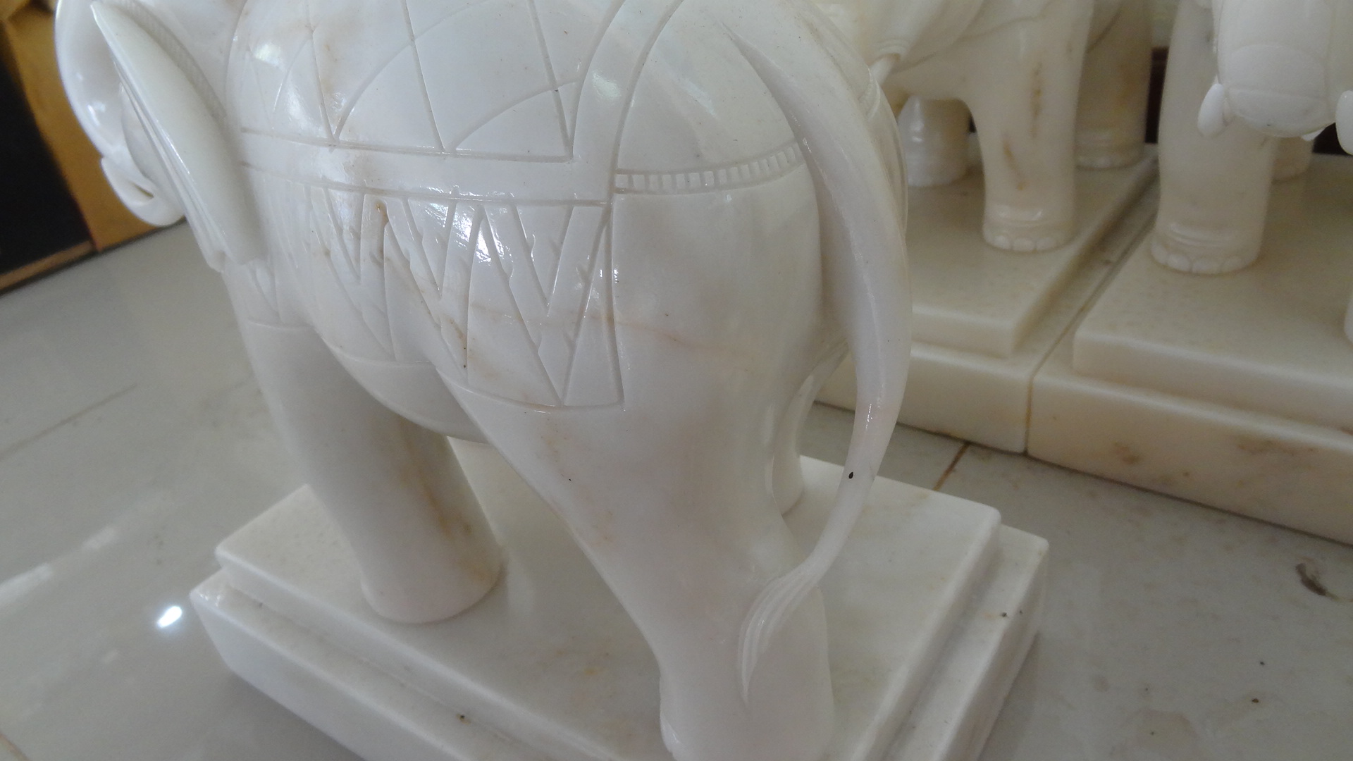 ช้างหินอ่อน ขนาด กว้าง 25 สูง 30 เซนติเมตร