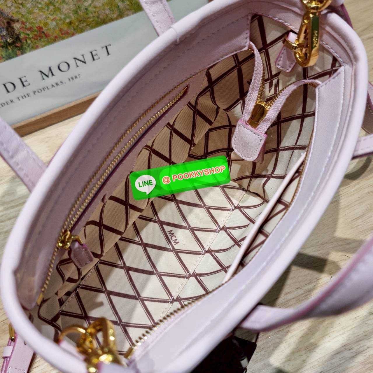 🔆 Model MCM × HELLO KITTY MINI TONI SHOPPER IN VISETOS 🔆 Details ฉลองครบรอบ 50 ปี Hello Kitty ที่มาคอลแลบกับ Mcm ได้อย่างลงตัว น่ารักน่าใช้มากๆ กับกระเป๋าถือ/สะพายข้าง ทรง shopper ไซส์มินิ สวยคลาสสิค ดีไซน์ปั๊มลายคิตตี้ละมุนๆ ขนาดพกพาสะดวก