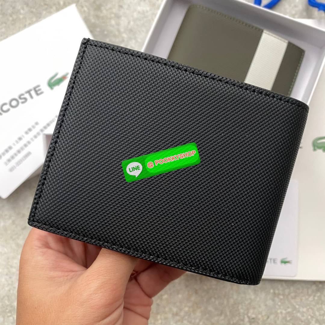 ลาคอส SHORT WALLET กระเป๋าสตางค์แบบพับ2ตอนสำหรับผู้ชาย มีช่องใส่บัตรและช่องใส่ธนบัตรแยกเป็นสัดส่วน กระเป๋าสตางค์หนัง PVC คุณภาพดีตามแบบฉบับของแบรนด์ มาพร้อมกล่อง ถุงกระดาษแบรนด์แบรนด์แข็งแรงสวยมากค่ะ ไม่ว่าจะใช้เองหรือเป็นของขวัญก็สุดคุ้มและน่าใช้ ห้ามพ