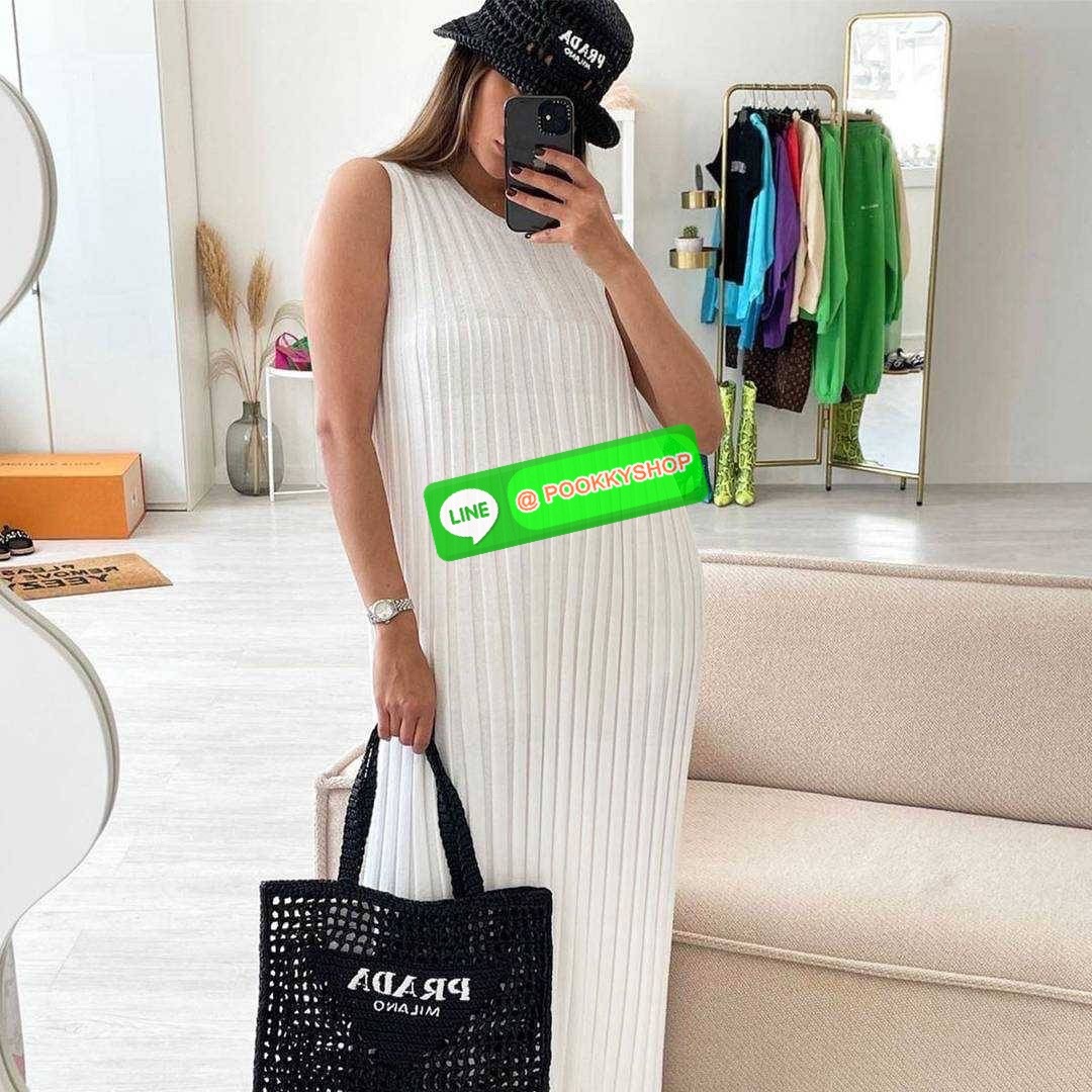 PRADA RAFFIA TOTE BAG สวยไม่ซ้ำใคร สไตล์บีช เหมาะมากกับการสะพายไปเที่ยวทะเล หรือจะใช้ในวันสบายๆก็ตอบโจทย์ กับกระเป๋าสะพายสานใบใหญ่ ตัวกระเป๋าเป็นวัสดุสังเคราห์จากธรรมชาติ สานทอเต็มใบออกมาเป็นลวดลายสวยงาม มีกระเป๋าซับในให้ สำหรับใส่ของเป็นสัดส่วน และรูดปาก