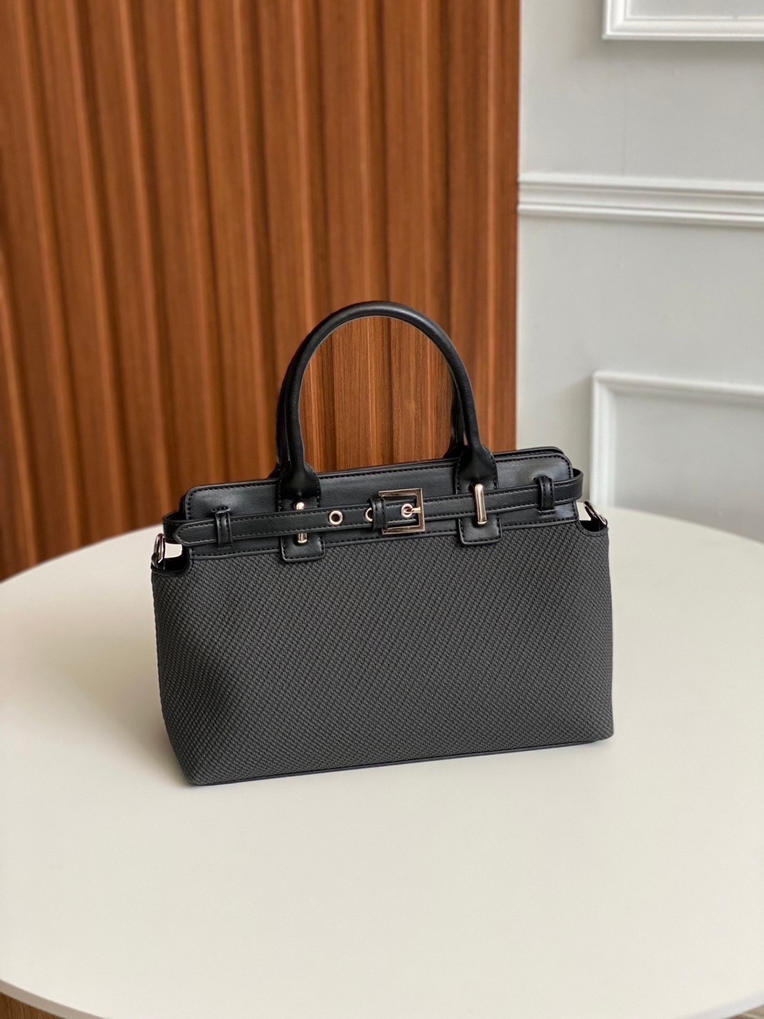 Danielle - Pu premium กระเป๋าหนังพียู งานตัดเย็บเนี้ยบมาก ทรงสวย คุณภาพดี น้ำหนักเบา จุของเยอะ สายสะพายยาว 1 เส้น ใส่ ipad ได้