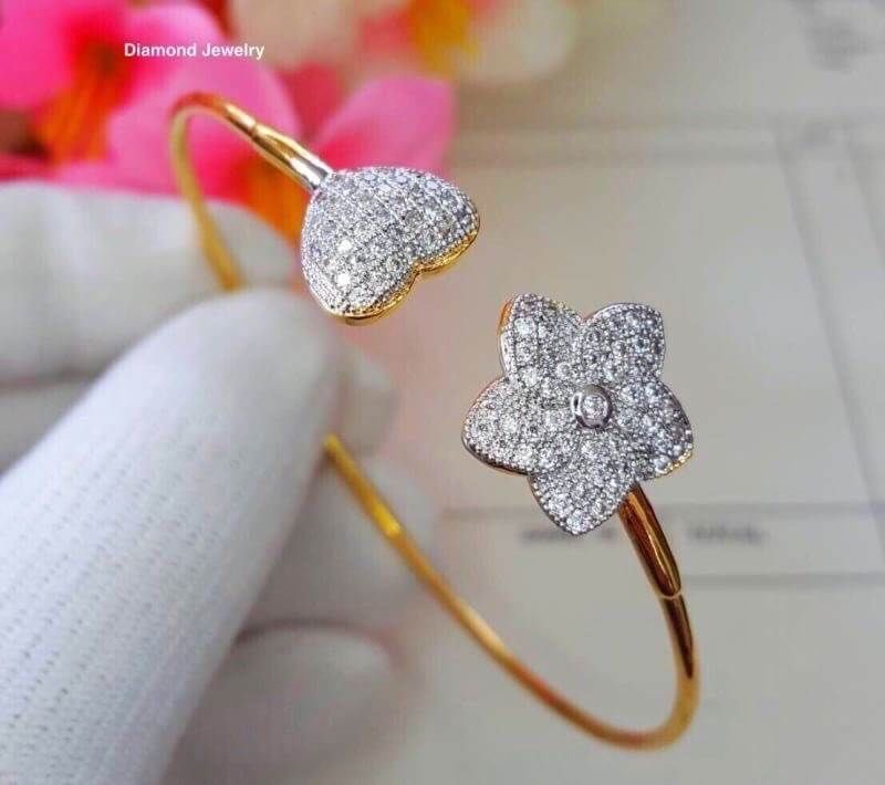 มาเพิ่มแล้วค่ะ New Arrival !!!!! กำไลทองงานทอง 5 ไมครอน งานอย่างดีค่ะ น้ำหนัก 1 บาทค่ะ ตกแต่งด้วยเพชรสวิส รับประกันคุณภาพเลยค่ะ รุ่นนี้ดีไซส์สวย ใช้แม่พิมพ์จากร้านเพชรเลยคะ งานสวยมากกกก ใส่ออกมาสวย เหมือนใส่ทองแท้ค่ะแม่ค้าแนะนำอย่างแรงค่ะ สีของทองเป็นสี 2