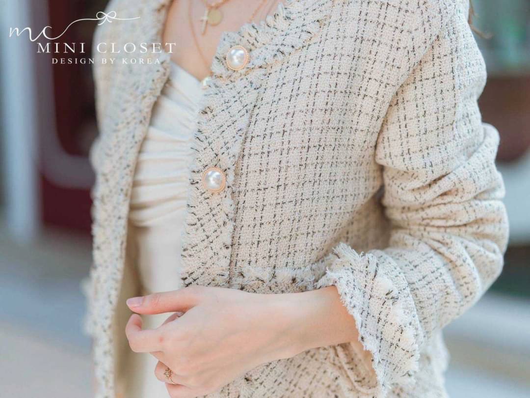 🌵Lady Sweet Blazer🌵 เรียบๆ ใส่ดูดี ใส่ได้ตลอด บอกเลยห้ามพลาดรุ่นนี้ กับเสื้อคลุมผ้าTweed ผ้าลายตารางเล็ก มีซับในเย็บกลับทั้งตัว กระเป๋าหน้า แมตช์ง่ายค่ะ