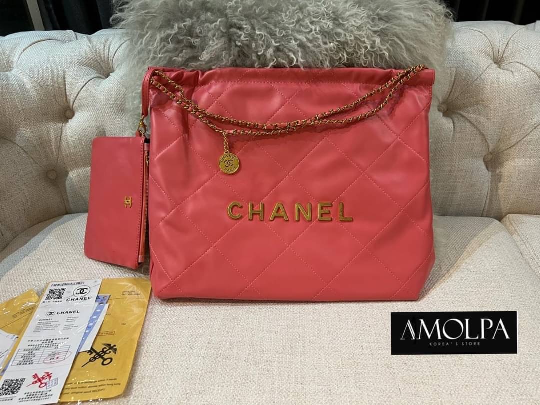 ต้องรีบจัดดด งานดี น้ำหนักดี ไม่เบา ไม่หนักจนเกินไป ไม่มีกลิ่นเหม็นของผ้า จัดเลยน๊า สวยม๊ากกกก กระเป๋า CHANEL 22 HANDBAG ใบสวยหรู หรูมากกก สวยยม๊ากกก งานเหมือนแท้ม๊ากก