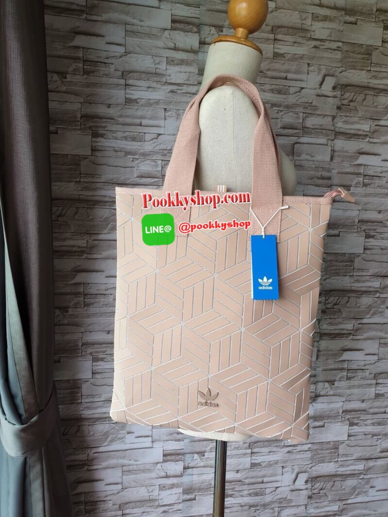 พร้อมส่ง Adidas Original Shopper 3D Tote Bag Trefoil Handbag Classic Sports คอลเลคชั่นสไตล์ Issey Miyake กระเป๋าสะพายข้าง ทรงสวยคลาสสิค แนว Sport สุดฮิต จากแบรนด์ADIDAS วัสดุด้านหน้าเนื้อ matte หนังนิ่ม มีน้ำหนักเบา ด้านหน้ามีแบรนด์ เปิดปิดด้วยซิป ภายในกว