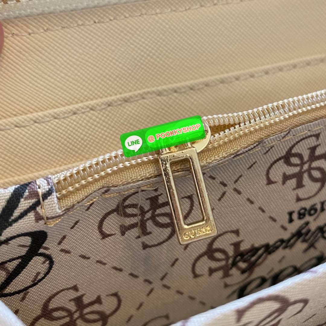 Guess Long Wallet กระเป๋าเงินใบยาวซิปรอบ ด้านหน้ามีโลโก้แบรนด์สีเข้ากระเป๋าสวยสะดุดตา รุ่นนี้มีสายคล้องมือมาให้ เพื่อใช้งานง่ายและสะดวกมากยิ่งขึ้น ด้านในมีช่องใส่ธนบัตร ช่องใส่บัตร และช่องซิปใส่เหรียญค่ะ