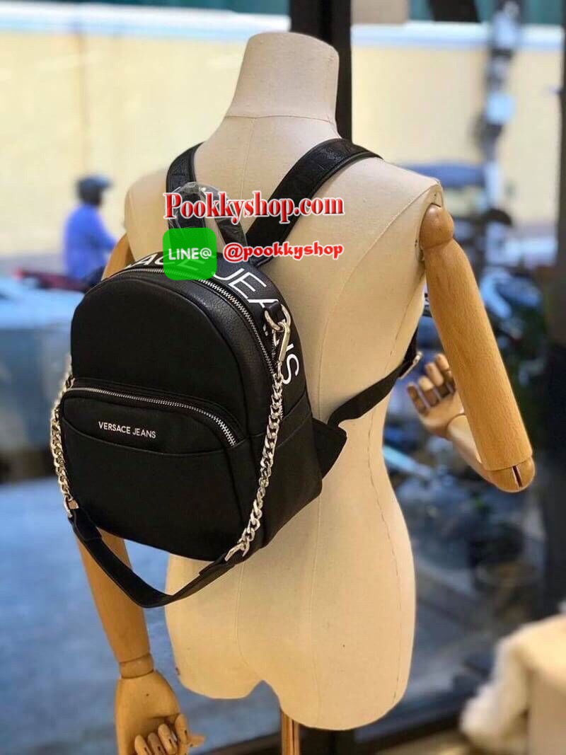 VERSACE JEANS BACKPACK BAG (VJ) กระเป๋าสะพายเป้จากแบรนด์ดัง วัสดุ PU คุณภาพดี นิ่ม ด้านในโล่งกว้าง มีช่องซิปหนึ่งช่อง ช่องเล็กใส่ของแยกเป็นสัดส่วน ด้านหน้ามีช่องซิปและช่องใส่มือถืออีกหนึ่งช่อง ซับในลายแบรนด์ รุ่นนี้สามารถสะพายได้ถึง2แบบ ราคาสุดคุ้มค่ะห้าม