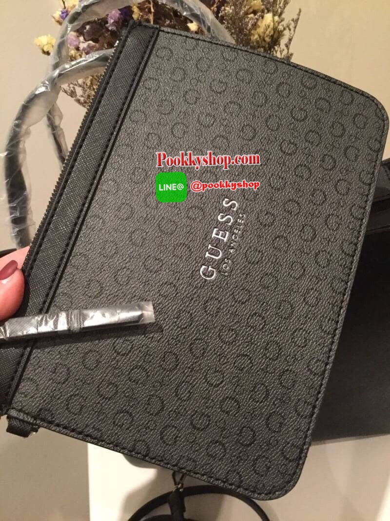 พร้อมถุงผ้าแบรนด์ GUESS BAG กระเป๋าสะพายทรง Tote จาก GUESS วัสดุหนัง Saffiano คุณภาพดี น้ำหนักเบา ด้านหน้าปั้มโลโก้แบรนด์สุดหรู รุ่นนี้มาพร้อมกระเป๋าใบเล็กสำหรับใส่ของ ถอดแยกใช้ได้ อะไหล่เงิน เปิดปิดกระเป๋าด้วยซิปสะดวกใช้ ด้านในโล่งกว้าง มีช่องเล็กสำหรับใ