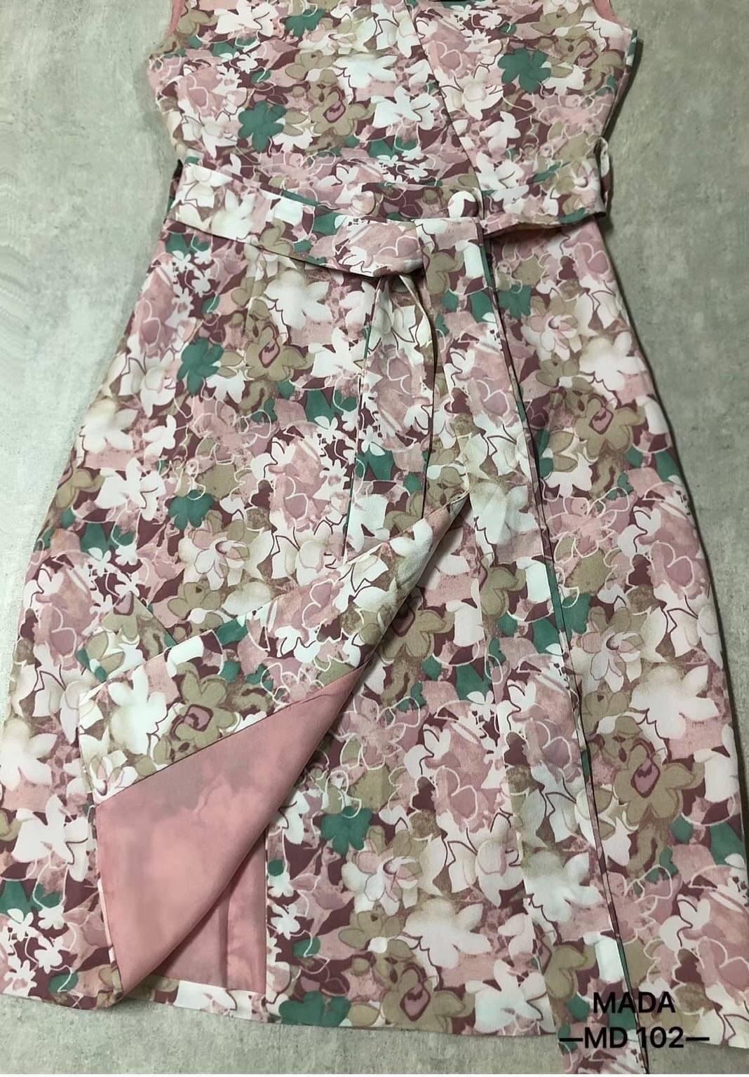 Dress ผ้าลายทรงป้ายหน้า ผูกเอวเก๋ๆ รุ่นนี้ใส่เป็นเดรสตัวเดี่ยวหรือจะใส่เป็นเสื้อคลุมปล่อยๆก็เก๋ งานดี 👍🏻 เย็บติดซัปในทั้งตัว