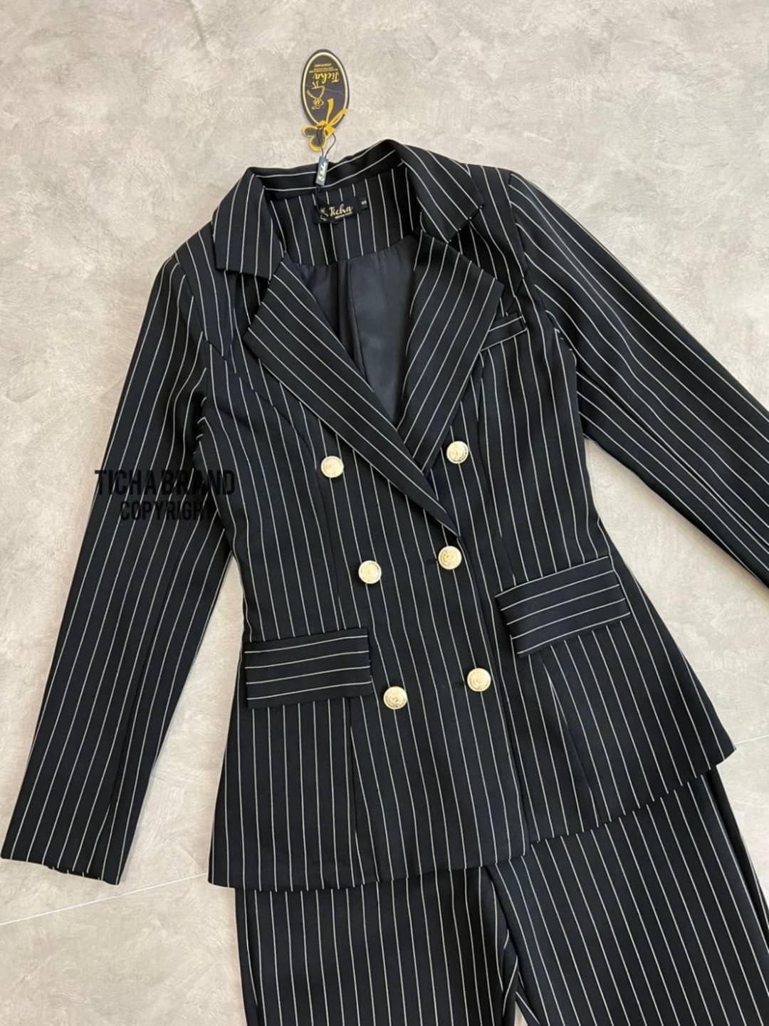 เซตสูทคอปกแขนยาว+กางเกงขายาว มีกระดุมหน้า 2 แถว มีกระเป๋า ทรงพอดีตัว เนื้อผ้าดีมากกกก ใส่สบาย ใส่สวยดูดีเหมือนเซเลปเลยค่ะ ใครกำลังมองหาเซตสูทสวยๆ ใส่ออกงาน ใส่ทำงาน ใส่แล้วดูดี ใส่ได้หลายโอกาส แนะนำเลยค่ะ ราคาเป็นกันเองจัดด่วนๆ สั่งช้าอดสวยยยยยของหมดไวนะค