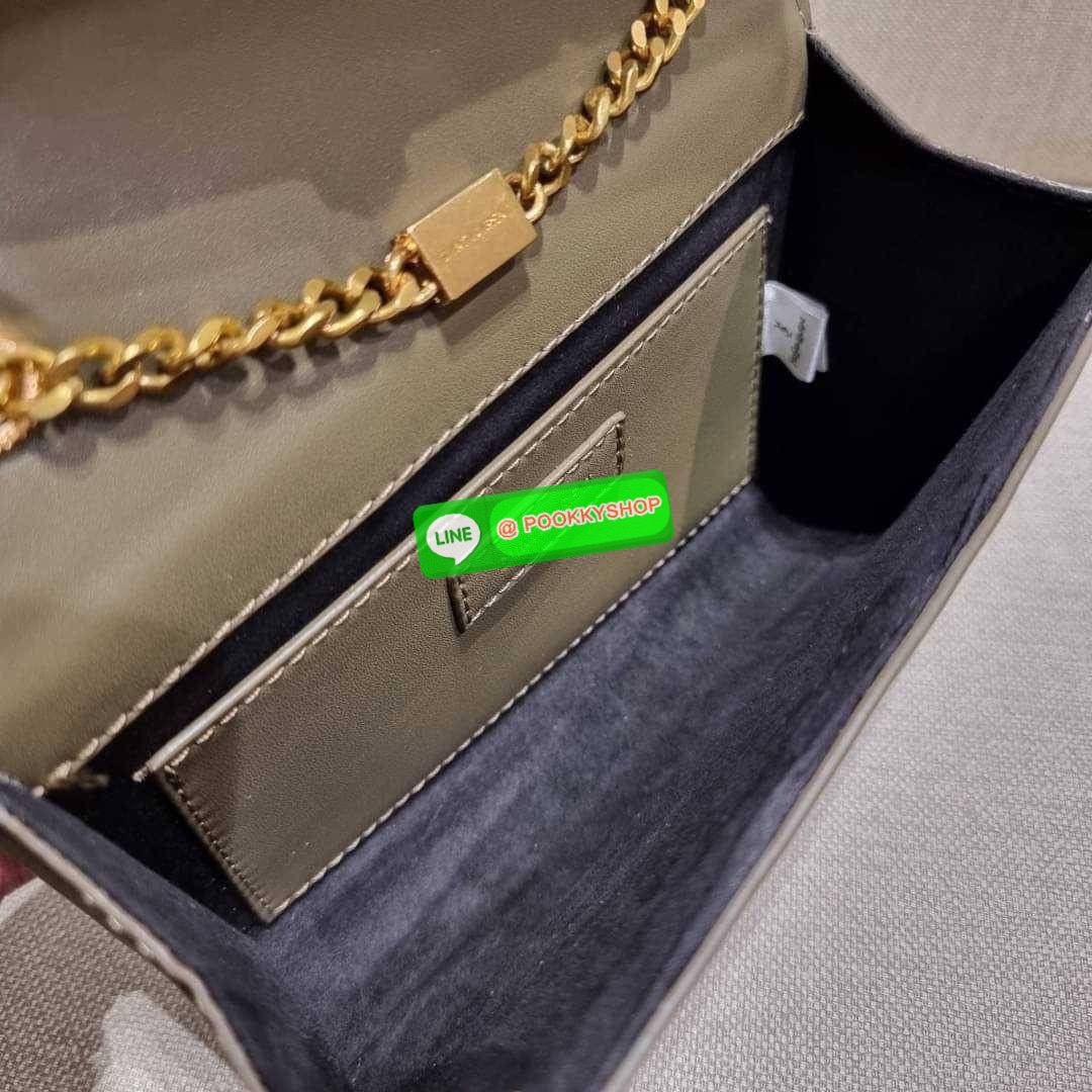 จัดให้อย่างสาสม!! กับกระเป๋าสะพาย Yves Saint laurent small kate bag สุดหรู จากเคาน์เตอร์ vip dutyfree ทรง woc ที่แสนจะฮอตปรอทแตก ดีไซน์เรียบ แต่แอบมีดีเทลความหรูที่พู่ห้อยสีทองโดดเด่น เพิ่มความแพงอีกหนึ่ง วัสดุหนังแท้สัมผัสดีงาม ใช้งานง่ายเพียงแค่เปิด-ปิด