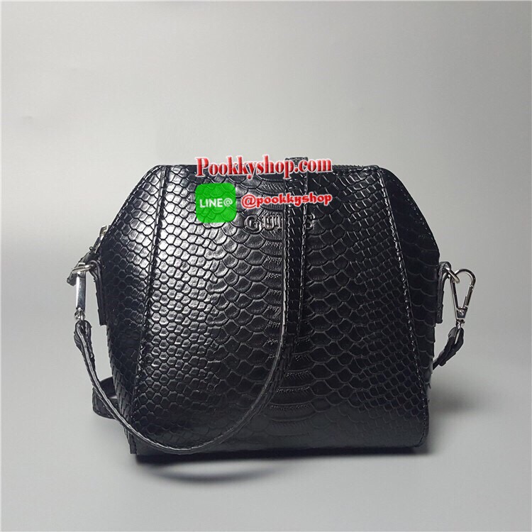 กระเป๋าสะพายข้าง หนังจระเข้ ขนาดกระทัดรัด ยี่ห้อ Guess มาพร้อมกับสายหนัง และพื้นที่เก็บของอย่างจุใจ ด้วยดีไซน์เรียบหรูทำให้เข้ากับชุดได้หลากหลายสไตล์ กระเป๋าสะพาย GUESS ผลิตจาก PU แบบนิ่ม เปิด-ปิดด้วยซิป เพิ่มความหรู โดดเด่นด้วย ตกแต่งดีเทลโลหะสีทอง โลโก้