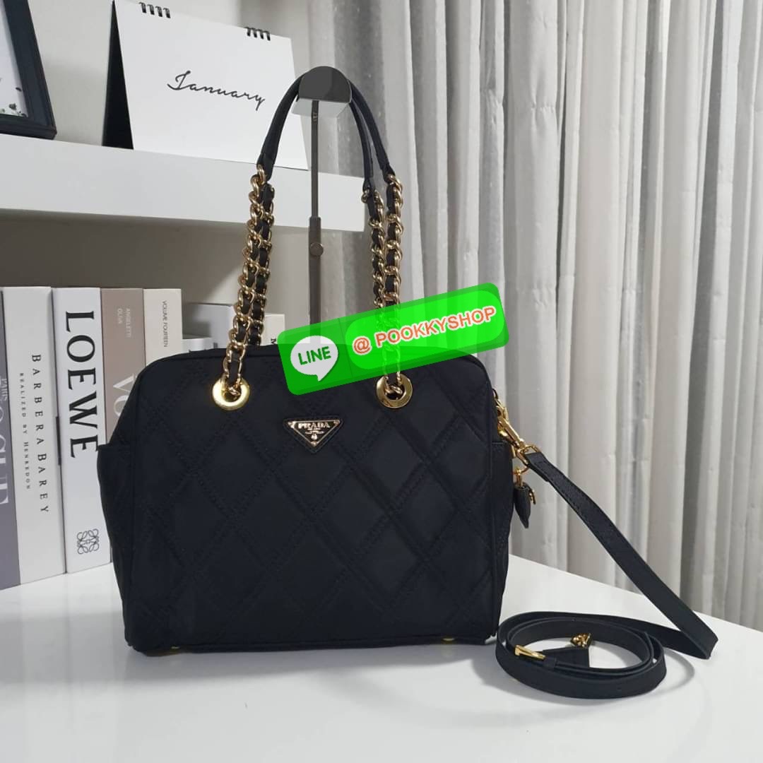 RESTOCK!! รุ่นใหม่มาแรง จากงานพรีเมียมกิ้ฟท์แบรนด์ PRADA ทรงหมอยอดฮิต กลับมาพร้อมส่งอีกครั้ง! วัสดุทำจากผ้า NYLON ลายตาราง อะไหล่ทอง สวยหรูดูดีมากคะ เปิดปิดด้วยซิป ภายในมีช่องแยกใส่ของเป็นสัดส่วน บุผ้าลายแบรนด์อย่างดี จุของได้เยอะ ใส่กระเป๋าสตางค์ยาว ไอแพ