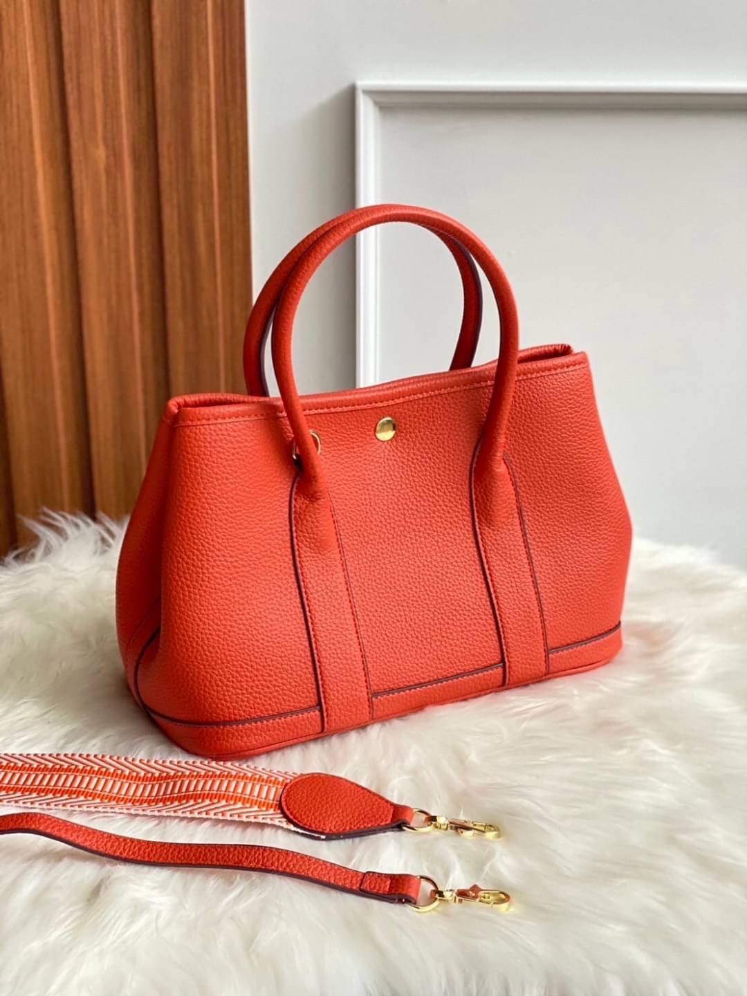 Restock อีกครั้ง รุ่น GD 30 cm หนัง PU premium Soft togo หนังนุ่ม สวยมากก จุของได้เยอะสุดๆ ภาพในสวยหรูบุเป็นผ้า Canvas ประกบฐานด้วย PU premium งานคัตติ้งสวยมาก มาพร้อมกับเซตกระเป๋าผ้า Canvas อีก 1 ใบ และสายสะพาย 2 เส้น คุ้มมสุดด