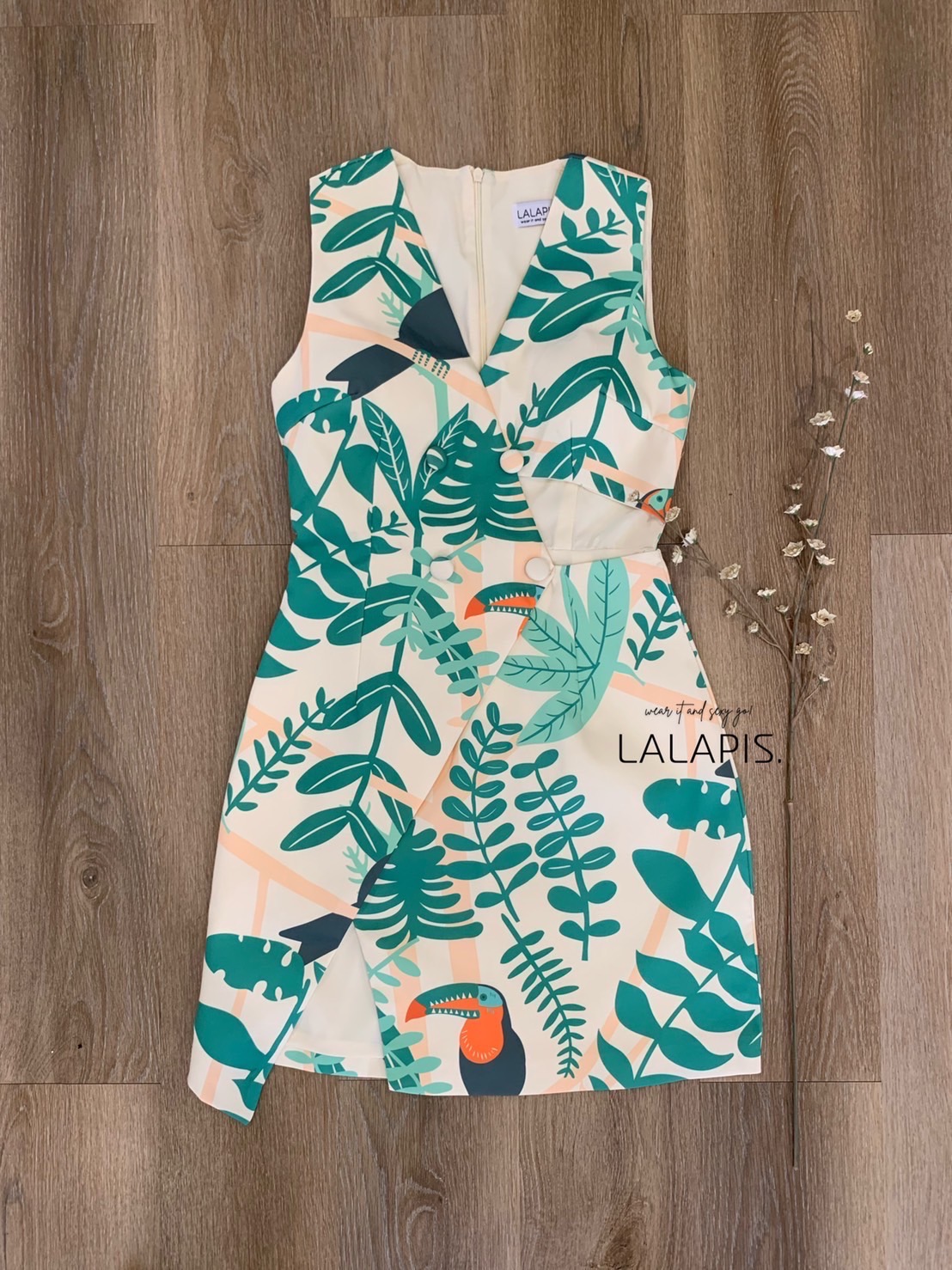 เดรสแฟชั่น เดรสทรงสูท ดีไซน์ช่วงเอว อกเสริมฟองน้ำ ตกแต่งกระดุม 4 เม็ด