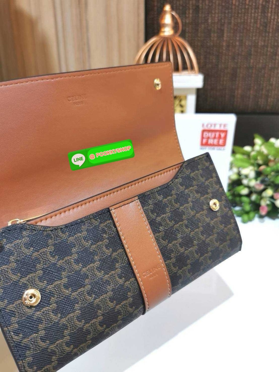 ✴️มาแล้วนะคะ! Don't Miss!✴️CELINE LONG WALLET BAG VIP GIFT WITH PURCHASE-GWP กระเป๋าพรีเมี่ยมกิ๊ฟ Limited จาก CELINE HAUTE PARFUME DUTYFREE COUNTER วัสดุ Triomphe Canvas หนังสวยอยู่ทรงปั้มโลโก้ด้านหน้าเปิดปิดฝาปิดกระดุม ภายในมีช่องใส่บั
