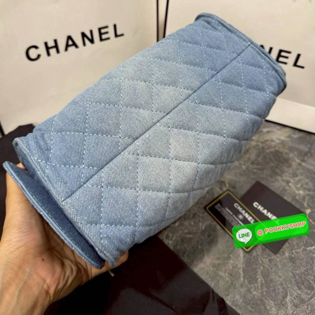 🕊️ พร้อมส่ง | Chanel 25 small hobo bag washed denim กระเป๋าสะพายทรงโฮโบ งานเดนิมฟอก คอลใหม่ล่าสุด รูปทรงใช้งานง่าย จุของได้เยอะ ถือเก๋ๆ เอวี่เดย์ลุค บอกเลยว่าดีไซน์เก๋มาก สาวๆ เตรียมพุ่งตัวก่อนใครได้เลย ราคาสุดคุ้มที่นี่ที่เดียวค่า