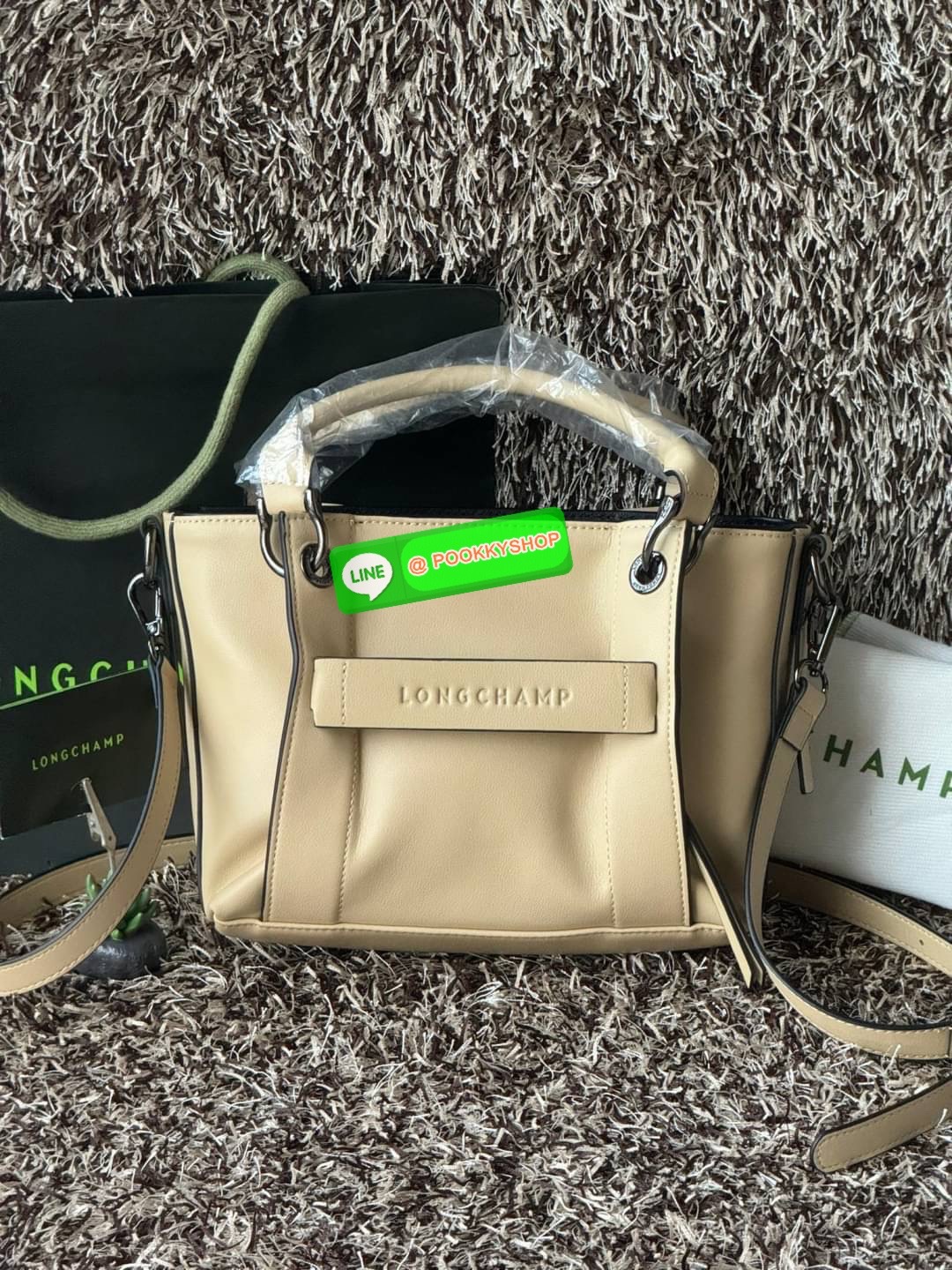 💕LONGCHAMP 3D S HANDBAG กระเป๋าใบนี้สามารถเป็นแบบ cross-body ได้ด้วยสายสะพายไหล่แบบปรับ และยังสามารถถอดออกได้ เมื่อต้องการเป็น Handbag กระเป๋า LONGCHAMP 3D เป็นส่วนหนึ่งของเทรนด์ปัจจุบันด้วยสไตล์สากลที่ทันสมัย ปรับให้เข้ากับวันหยุดสุดสัปดาห์ทําให้