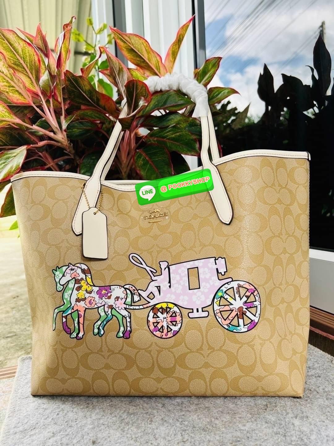 NEW 🌟🌟 CITY TOTE IN SIGNATURE CANVAS WITH HORSE AND CARRIAGE PATCHWORK GRAPHIC Coach CA607 City Tote ในแคนวาสซิกเนเจอร์ สี Gold/Light Khaki Multi ผ้าใบเคลือบซิกเนเจอร์และหนังเรียบ ด้านในกระเป๋าซิป ปิดสแน็ป หูจับ 10" ดรอป