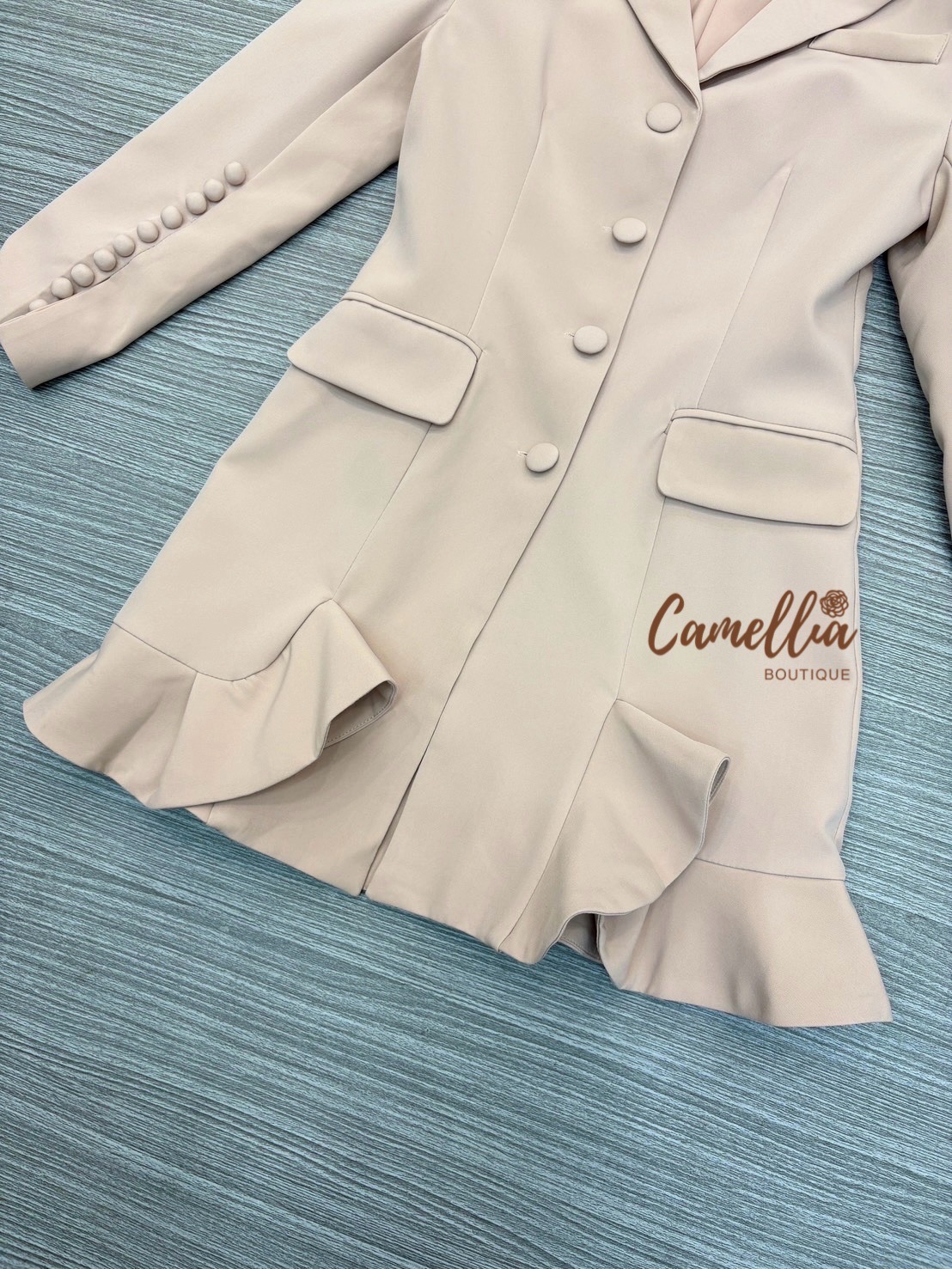 เดรสแฟชั่น ชุดเดรสสูทแขนยาวระบายๆ แขนแต่งกระดุมเรียงเม็ดสวย