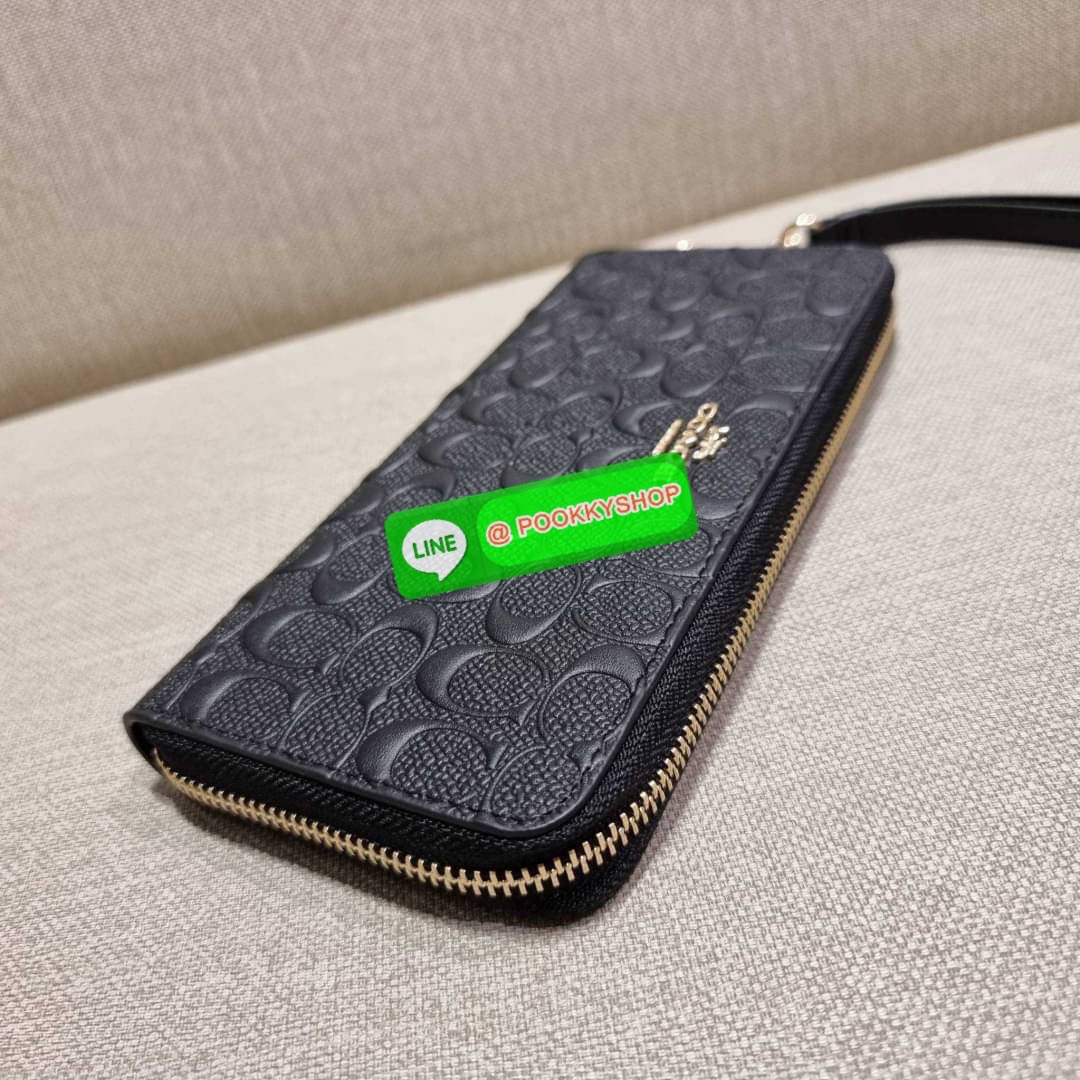 COACH C7360 LONG ZIP AROUND WALLET IN SIGNATURE LEATHER พร้อมเสิร์ฟความเลิศหรู ไม่ต้องรอพรีฯ ใหม่ล่าสุด กระเป๋าสตางค์ใบยาวกึ่งคล้องมือ สีคลาสสิค ขายดี ถือใช้คือขับผิวสุด!! วัสดุหนังแท้ปั๊มลายนูนสวยคม มาพร้อมสายคล้องมือ ถอดออกได้ ภายในใส่บัตรได้เยอะ มีช่อง