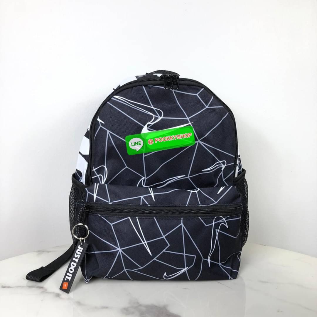 กระเป๋าเป้ NIKE ด้านหน้ามีช่องซิป 1 ช่อง ด้านบนเป็นซิปคู่ ด้านในโล่ง ด้านข้างมีช่องใส่ขวดน้ำได้ทั้ง 2 ข้างค่ะ หูหิ้วด้านบนสูง 4 cm สายสะพาย สามารถปรับได้ Free Size