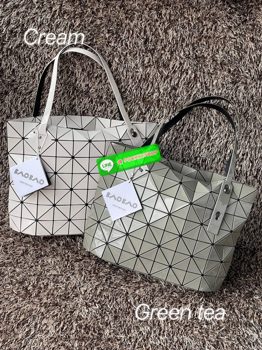 💕 Bao Bao Issey Miyake ROCK MATTE ซีรีส์นี้จะเป็นทรงสี่เหลี่ยมผืนผ้า มีซิปปิดด้านบน ถือเป็นรุ่นที่เหมาะกับการใช้งานในชีวิตประจำวัน สามารถพับมุมและบริเวณด้านล่างของกระเป๋าเพื่อเพิ่มความสะดวกสบายในการใช้งาน ทั้งยังช่วยให้วางกระเป๋าในแนวตั้งได้อีกด้ว