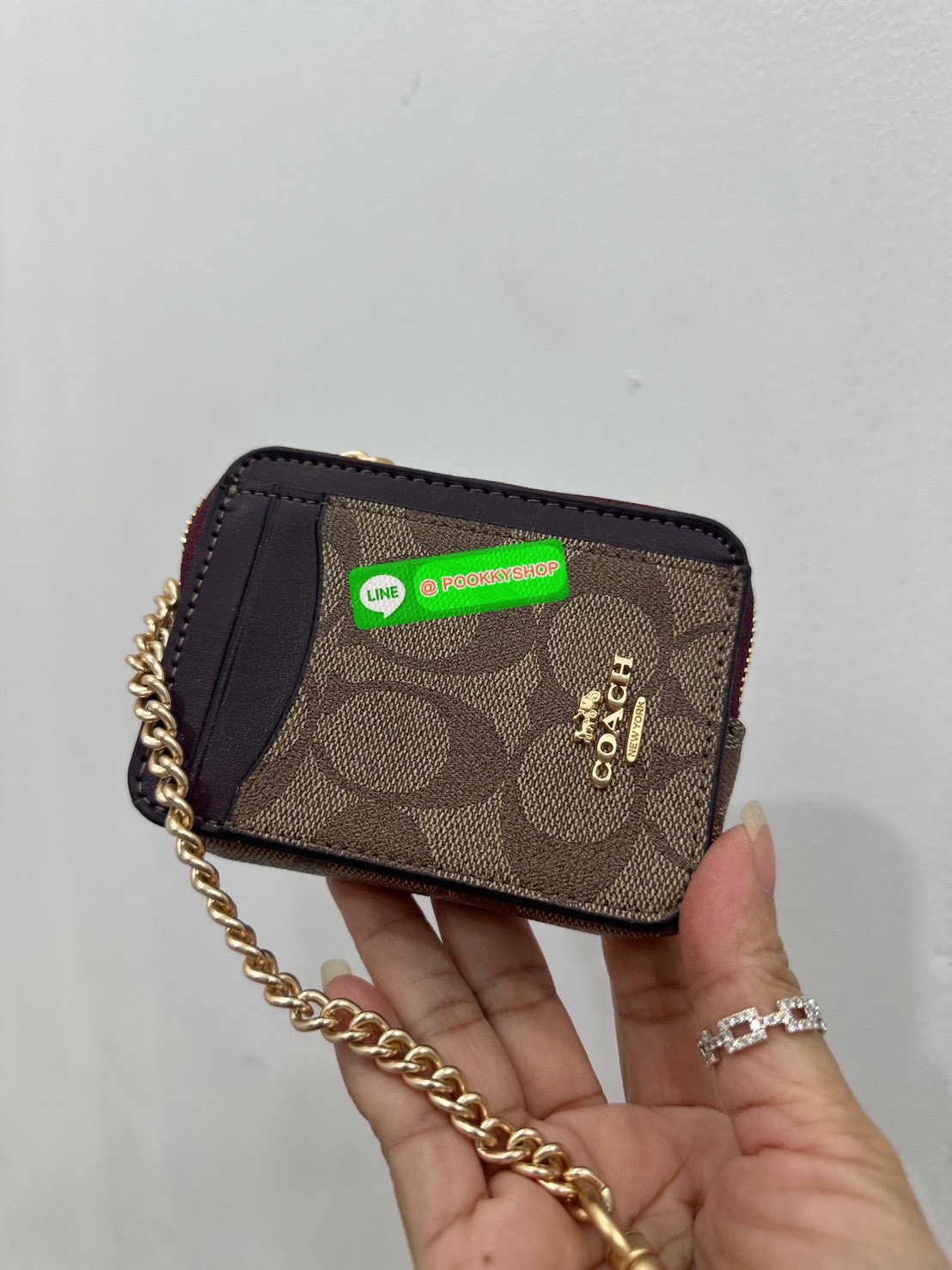 💗Coach C0058 Zip Card Case In Signature Canvas💗 กระเป๋าใบนี้นอกจากช่องใส่บัตรแล้ว ด้านหลังยังมีช่องสำหรับใส่ธนบัตรหรือเหรียญสามารถเปิดปิดได้ด้วยซิป เพิ่มลูกเล่นเป็นสายโซ่คล้องมือ หรือคล้องกับกระเป๋าก็ได้เช่นกัน ขนาดกะทัดรัด พกพาสะดวก การดู