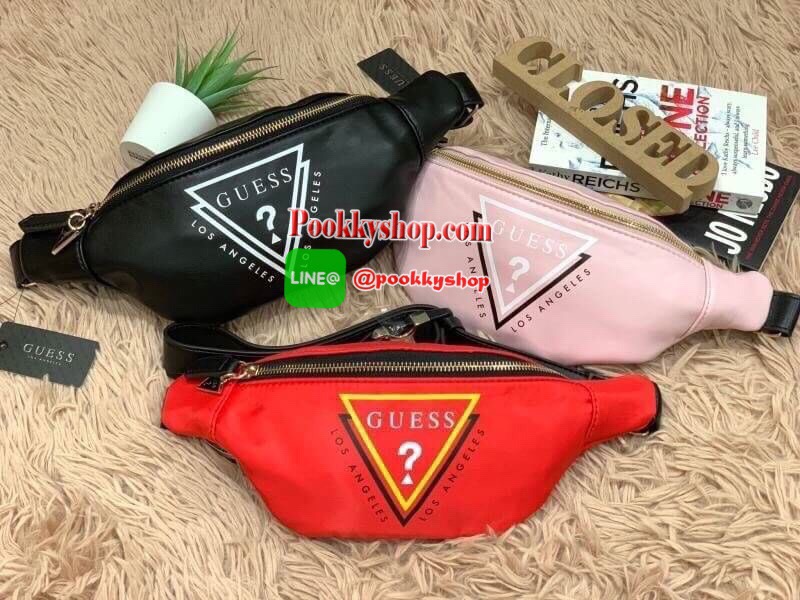 Guess Adjustable belt strap waist bag กระเป๋าทรงคาดอกคาดเอวทรงยอดฮิตแห่งปี ออกมาให้ยลโฉมอีกรุ่นด้วยการใช้งานที่ง่ายและคล่องตัว มีหัวซิปสามเหลี่ยมโลโก้แบรนด์เป็นสัญลักษณ์ ใส่โทรศัพท์มือถือได้ทุกรุ่น สายสะพายปรับได้ฟรีไซส์ สวยดูโฉบเฉี่ยวเอาใจวัยรุ่นเลยคร้า!