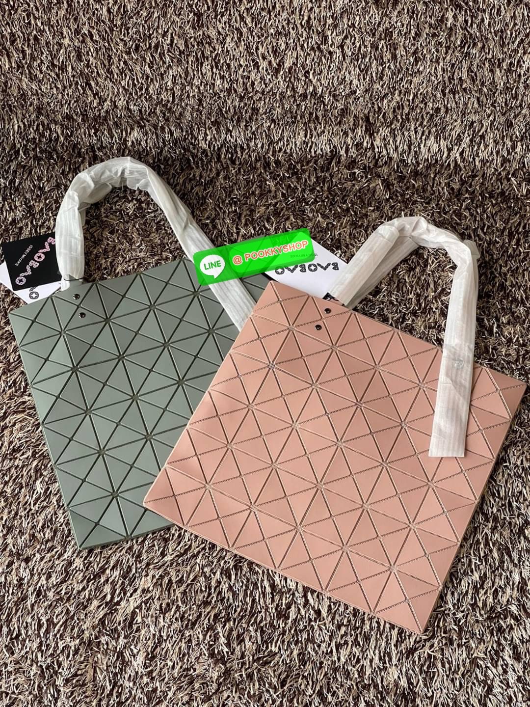 Baobao Issey Miyake 6x6 กระเป๋า Tote รุ่นนี้ถือว่าเป็นกระเป๋า Tote ไซส์กลางที่เหมาะกับการพกพาสิ่งของที่จำเป็นในทุก ๆ วัน มาพร้อมสายที่สามารถปรับได้ทั้งสองสาย และมีช่องใส่ของช่องเล็กด้านใน 1 ช่อง จุของได้เยอะแถมยังทนทาน ใช้เป็น Everyday Bag ได้เลยคะ พกพาสะ