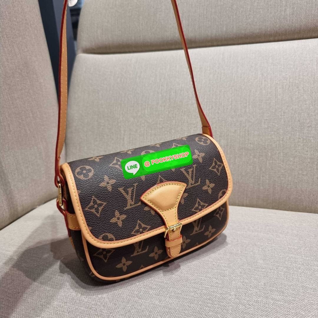 Rare item!! LV sologne crossbody bag ที่สุดของรุ่นหายากที่จัดเต็มให้แบบฟูลเซ็ท กระเป๋าสะพายราคาสุดคุ้มจากเคาน์เตอร์ dutyfree ที่ดีไซน์ออกมาน่ารักน่าใช้ ขนาดกำลังสวยมาก วัสดุหนังแคนวาส เปิด-ปิดด้วยกระดุมแม่เหล็ก ภายในโล่ง มีช่องซิปแยกให้ ใส่ของสำคัญได้สบาย