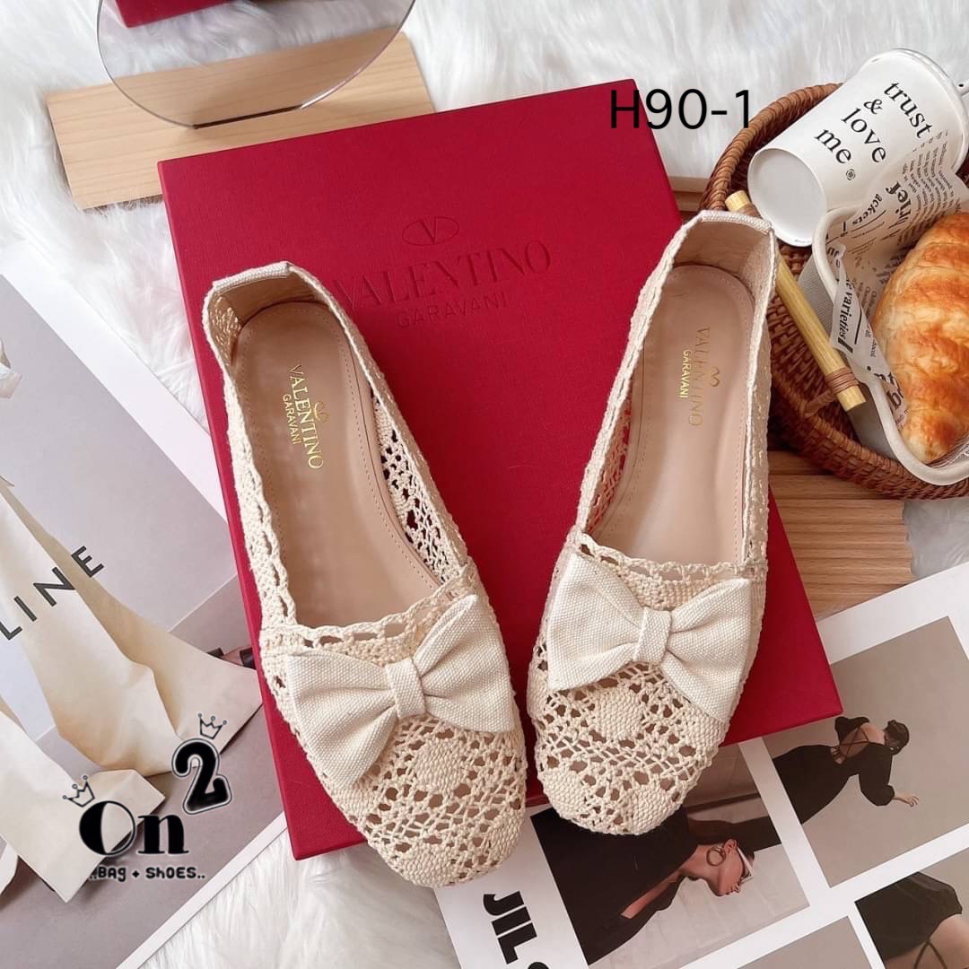 ผ้าใบลูกไม้ Valentino ลูกไม้ตัวใหม่ลายน่ารักประดับโบ สีครีมคลุมโทนใส่เข้าได้กับชุดทุกสี พื้นปั้มแบรนด์งานดีทรงสวยรีบจัดเลยจ้าก่อนหมด